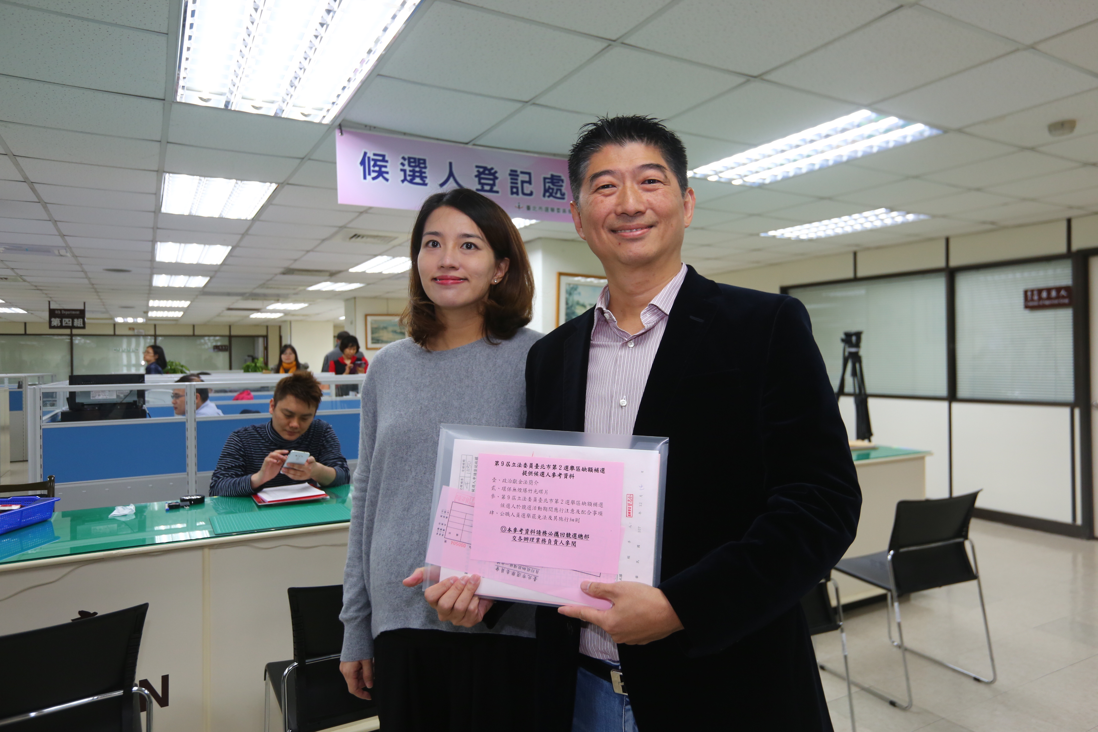 國民黨議員陳炳甫今偕同妻子登記立委補選。