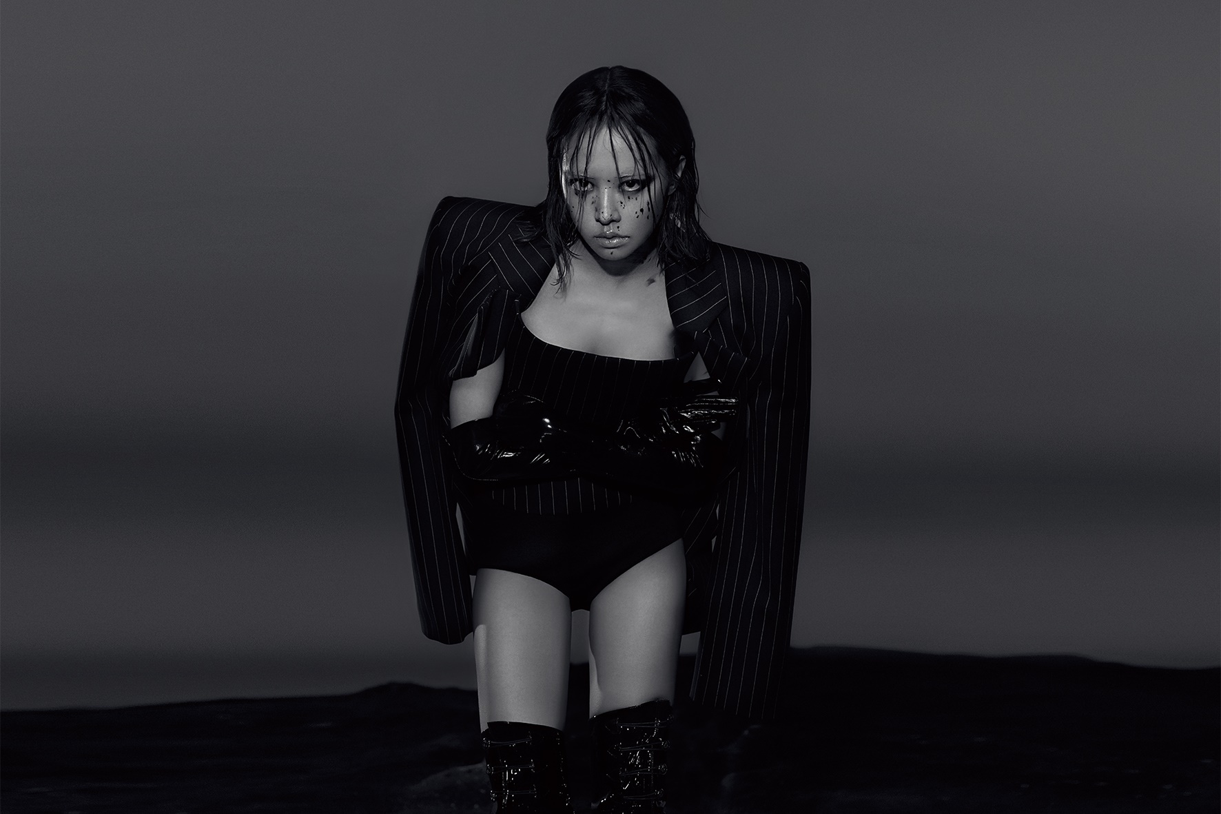 蔡依林霸氣十足的眼神配上一身造型，符合專輯《Ugly Beauty》的主題精髓。（凌時差提供）