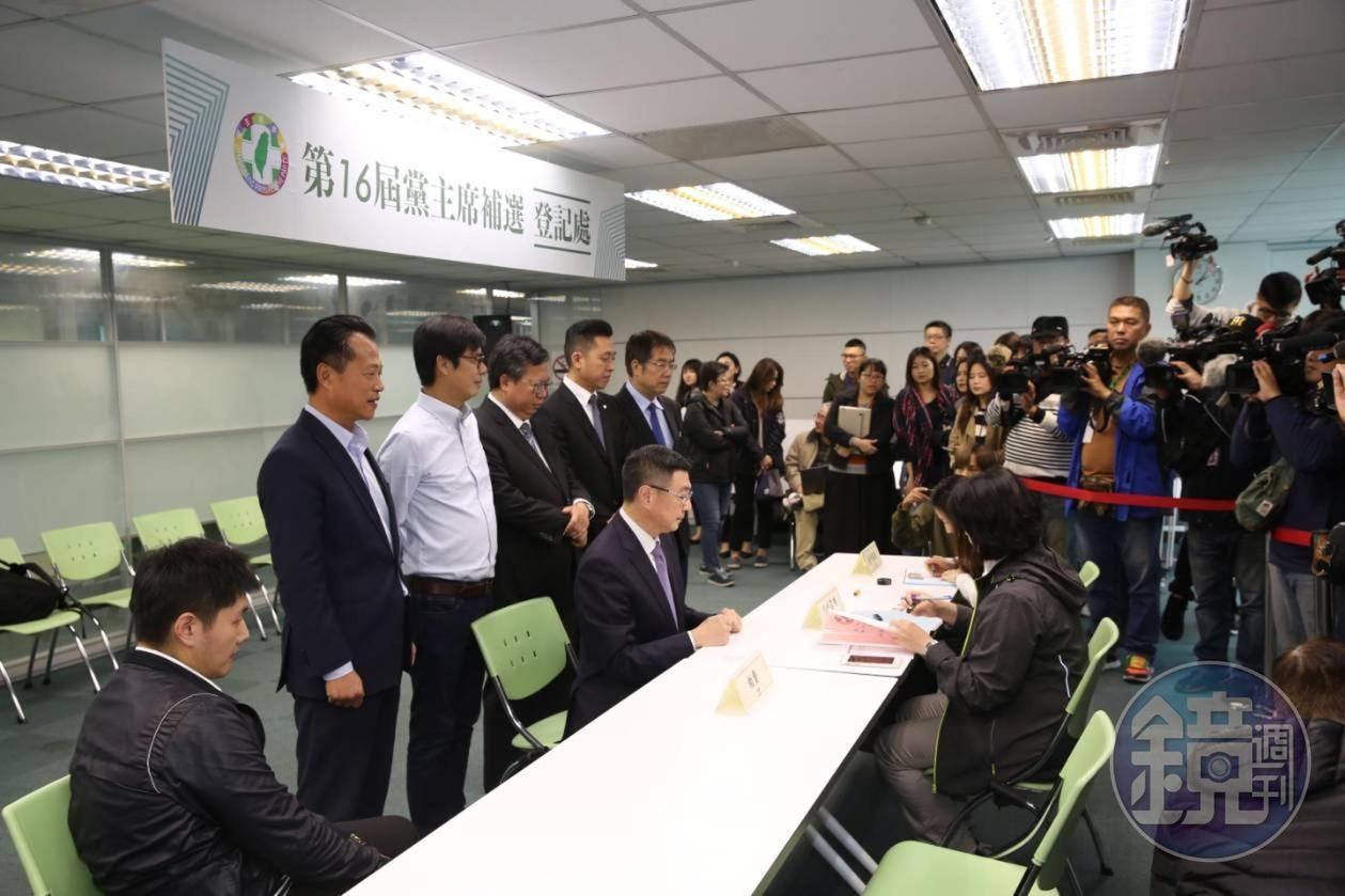 行政院秘書長卓榮泰今天下午在桃園市長鄭文燦、新竹市長林智堅、台南市準市長黃偉哲、嘉義縣準縣長翁章梁、前立委陳其邁等人陪同下登記參選黨主席。