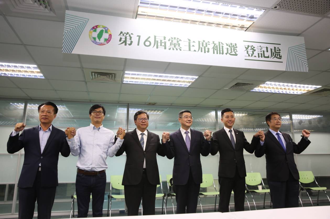 卓榮泰登記後與5位陪同登記的黨內中生代領袖牽手展現團結氣氛。