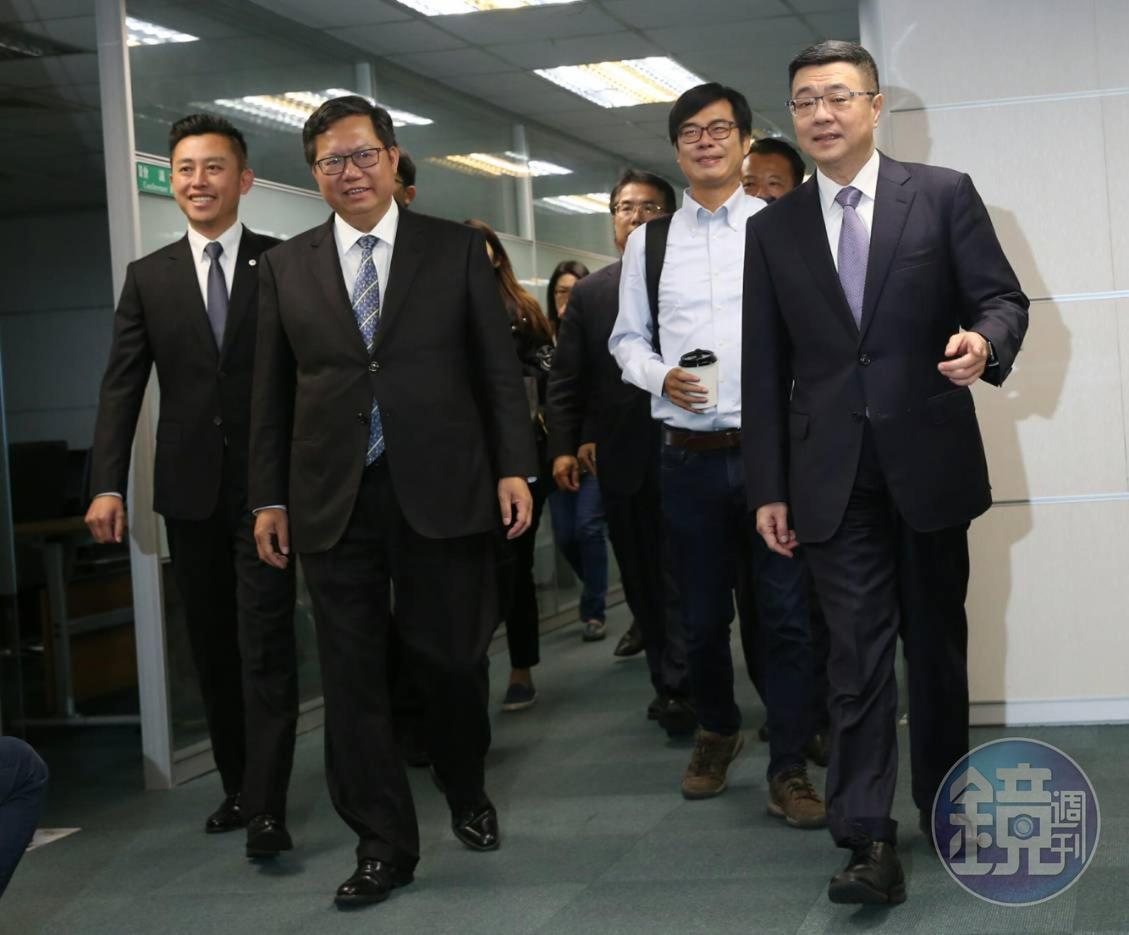 行政院祕書長卓榮泰(右1)今在桃園市長鄭文燦等人陪同下登記參選民進黨主席。