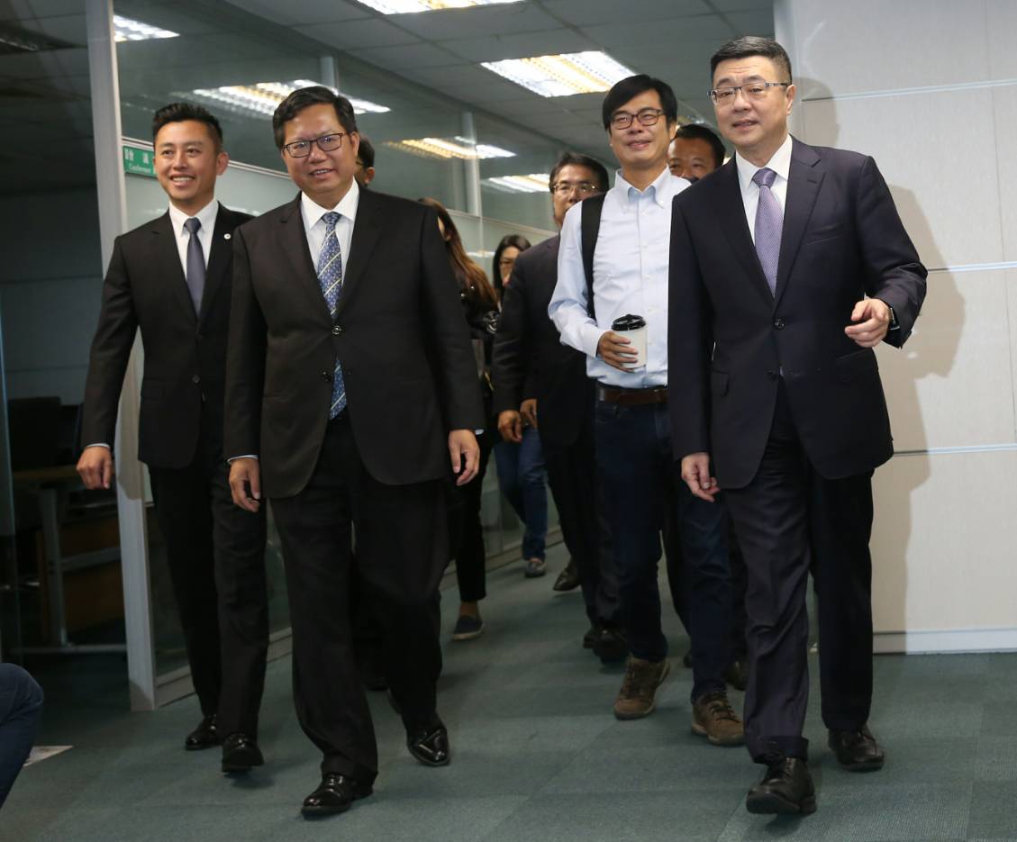 行政院祕書長卓榮泰（右1）今在桃園市長鄭文燦等人陪同下登記參選民進黨主席。