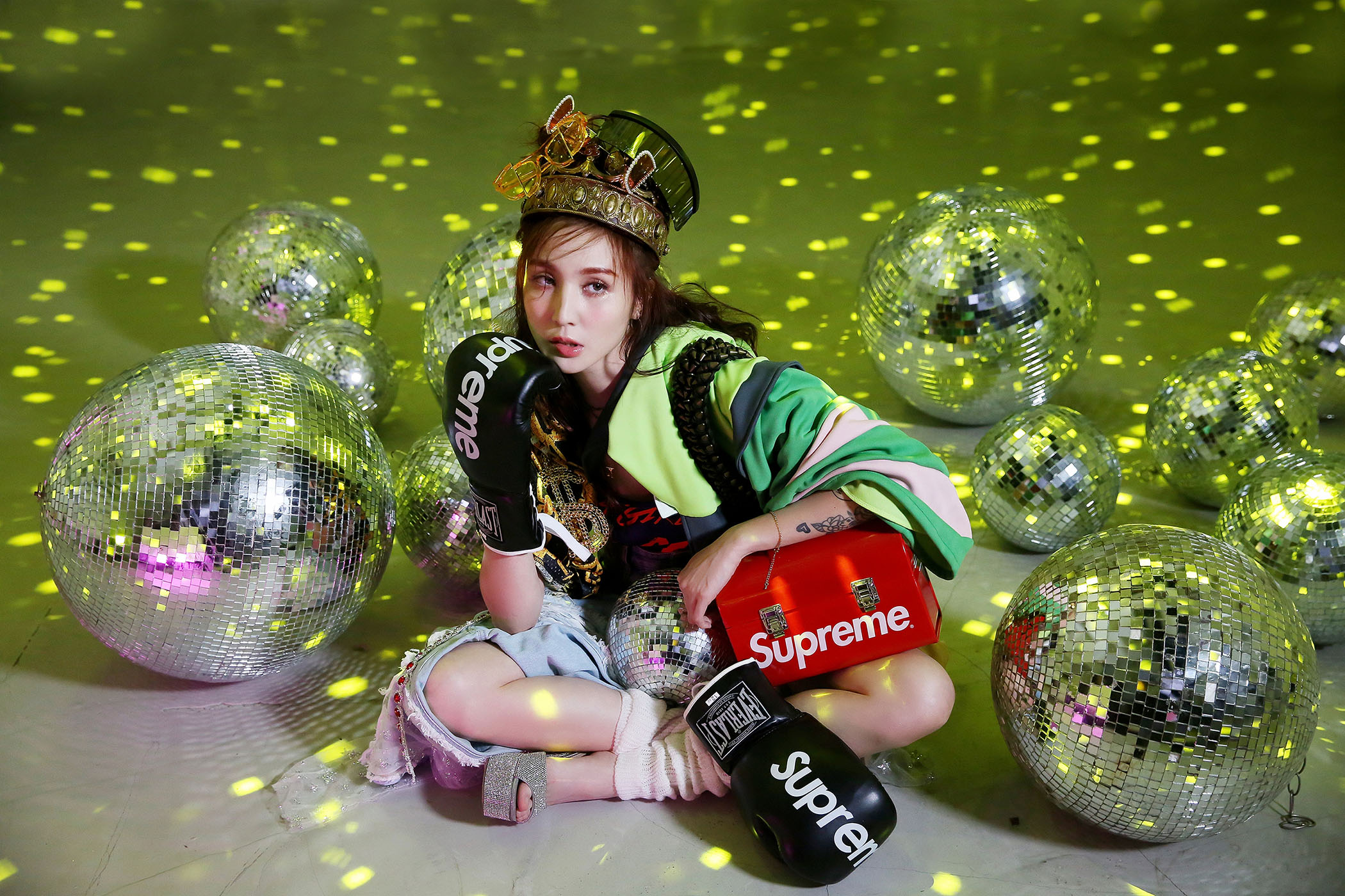 新人孫尤安頂著網紅等頭銜出道當歌手，一身行頭都由唱片公司砸大錢打造。 （愛貝克思提供）