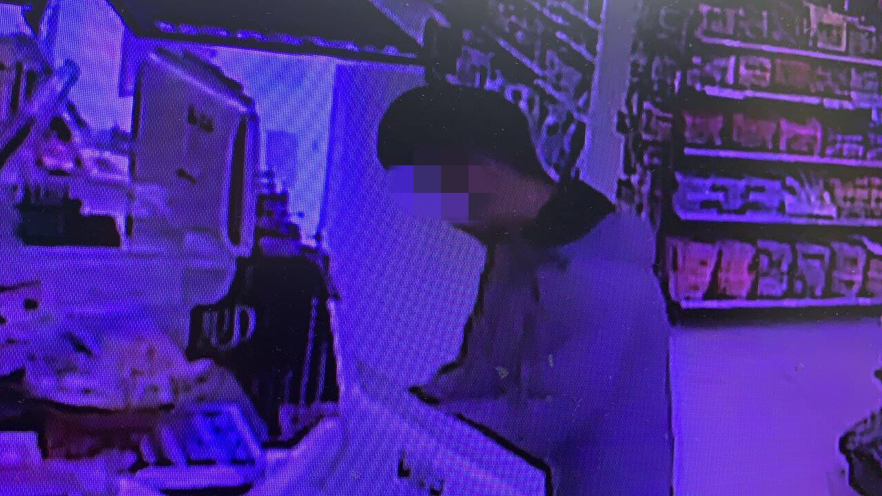 詐騙集團以義美小泡芙為媒介，騙取被害人的存摺和金融卡。（翻攝畫面）