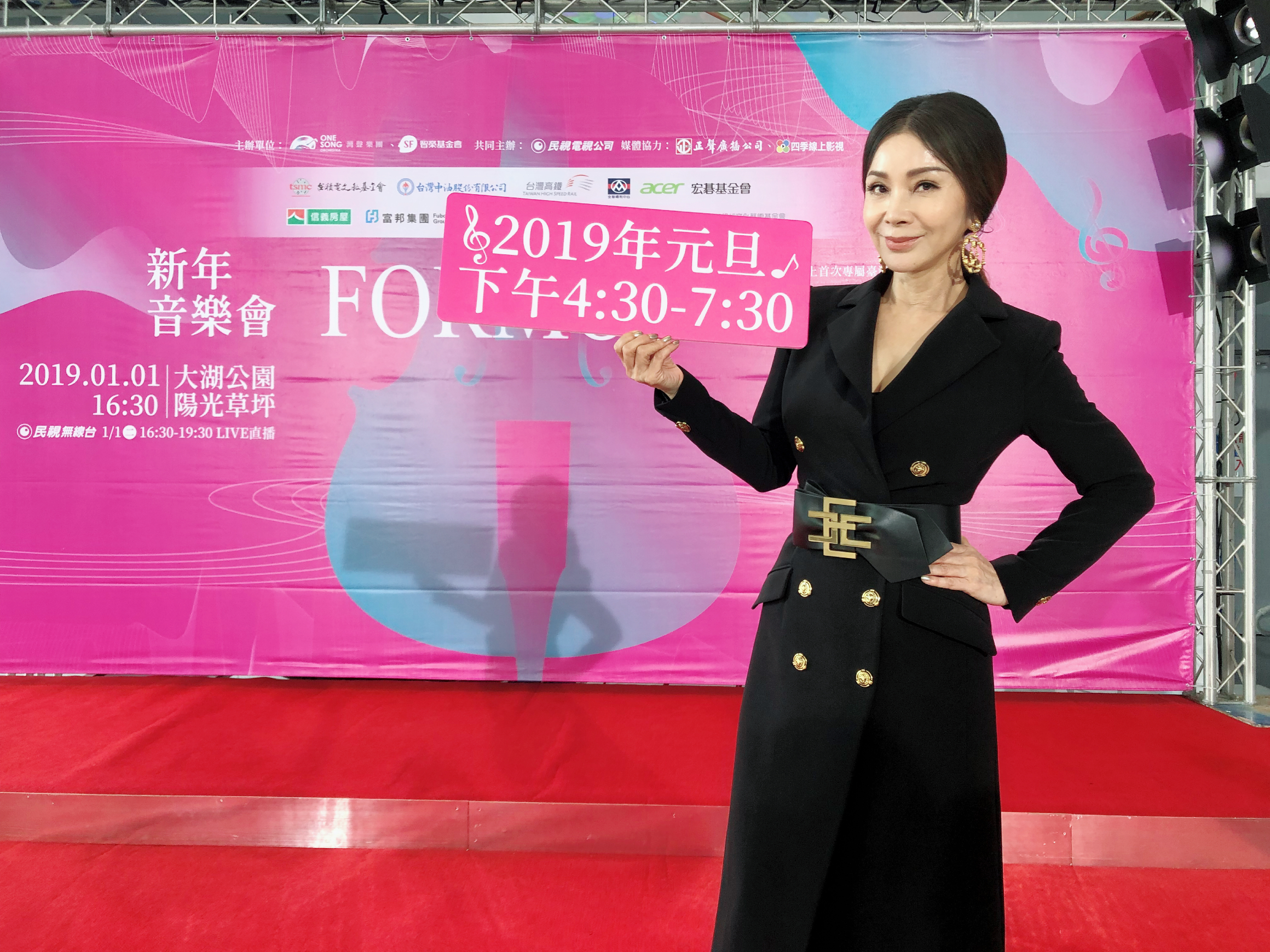 陳美鳳擔任新年音樂會主持工作，直說幸福。（民視提供）