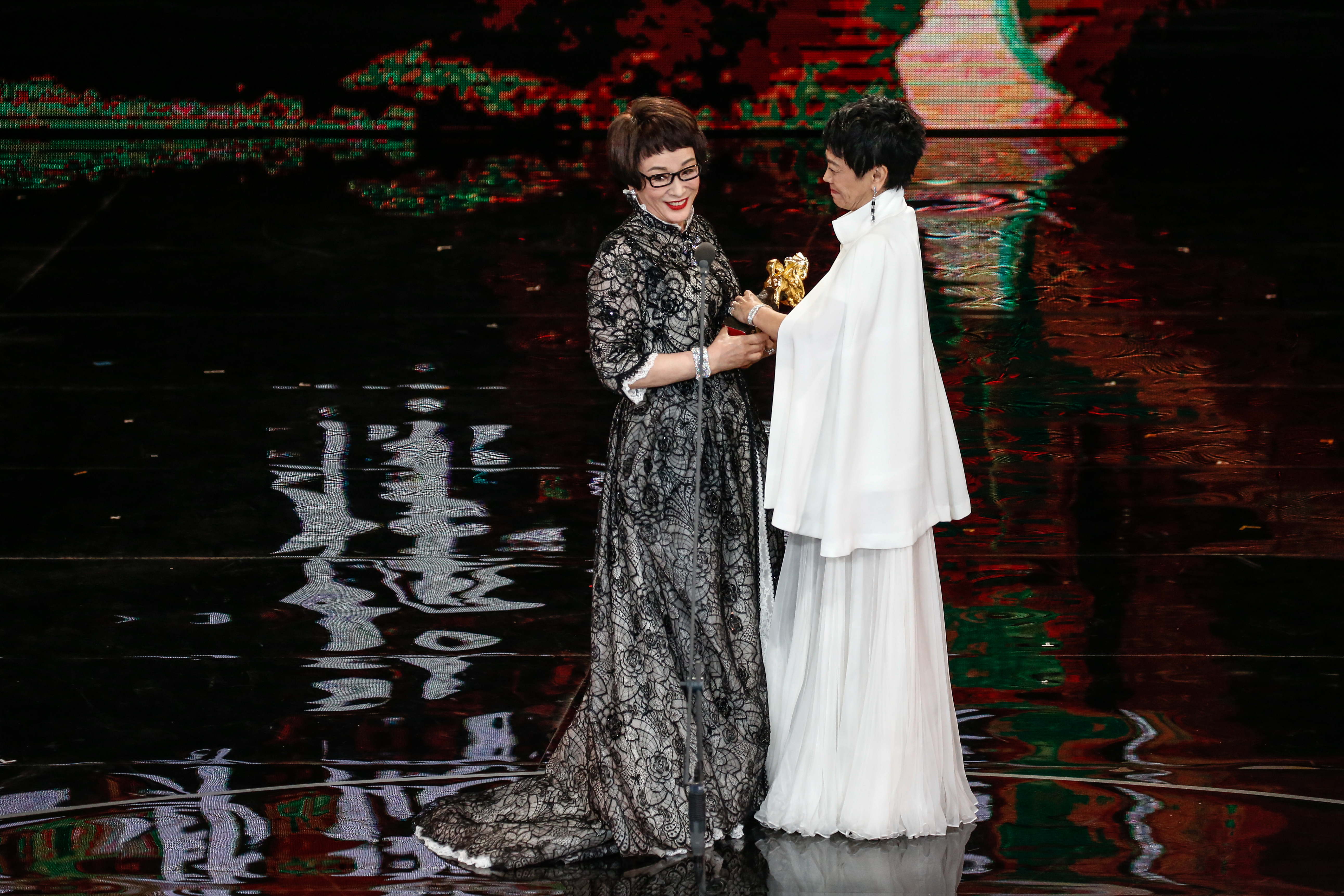 徐楓（左）出道50年，去年金馬獎頒獎典禮上獲頒終身成就獎，開心的從主席張艾嘉手中接過獎座。