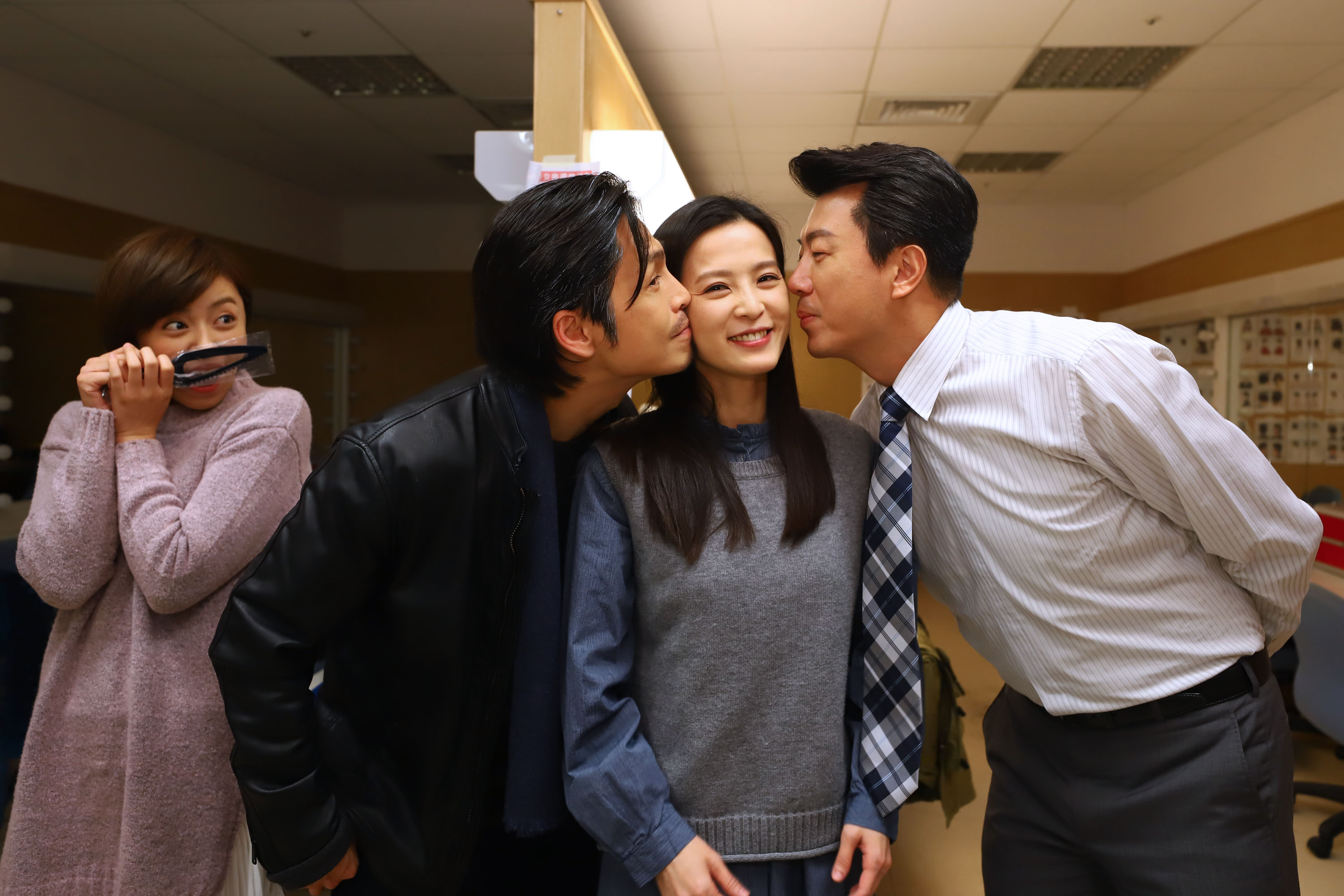 吳皓昇（右）與Gino作勢要親楚宣（右二），王瞳在一旁看好戲。（民視提供）