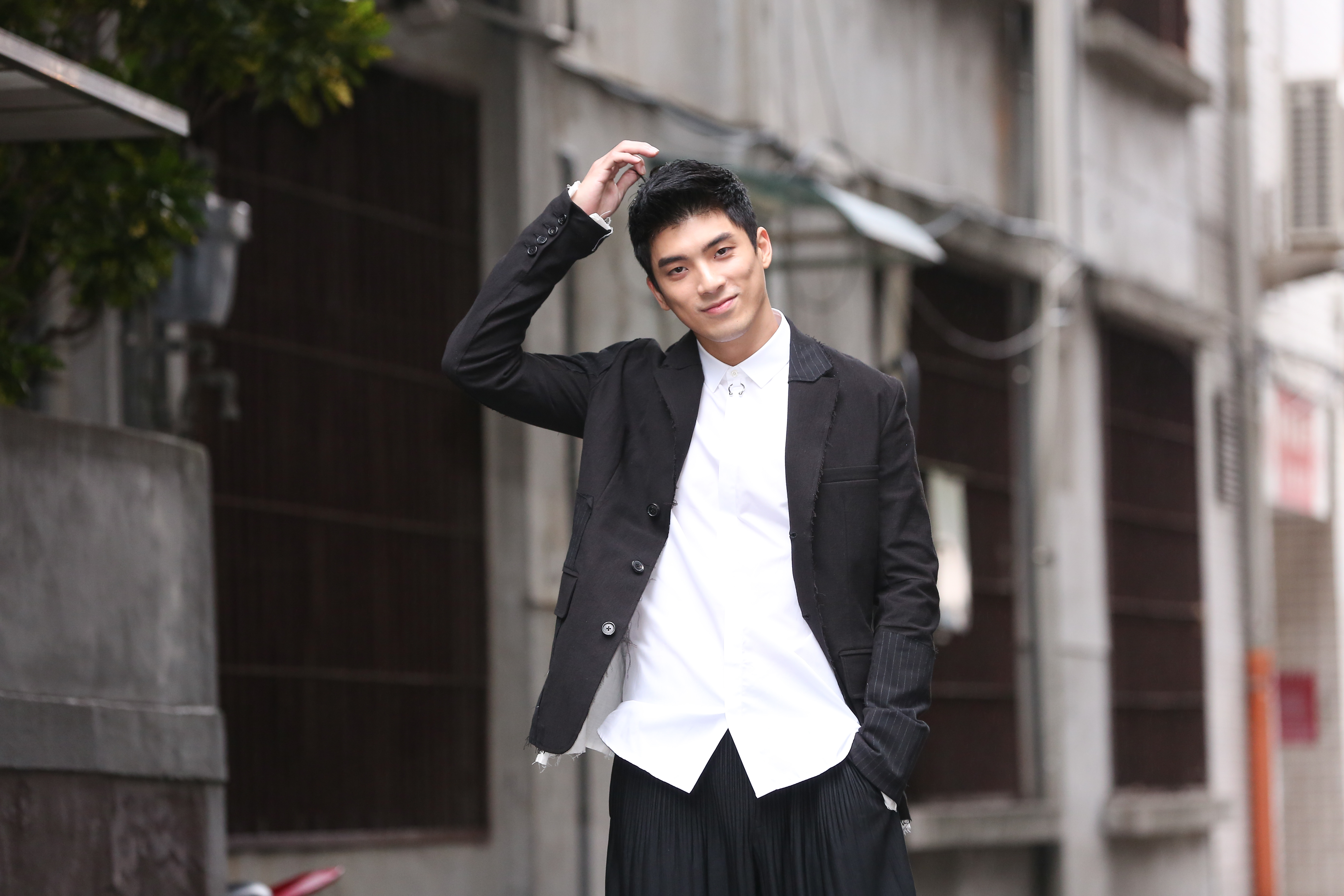 林哲熹在電影《愛上卡夫卡》飾演一個大搞失蹤的舞台劇演員，卻爆出曾跟女主角簡嫚書交往過，讓他急著解釋。 