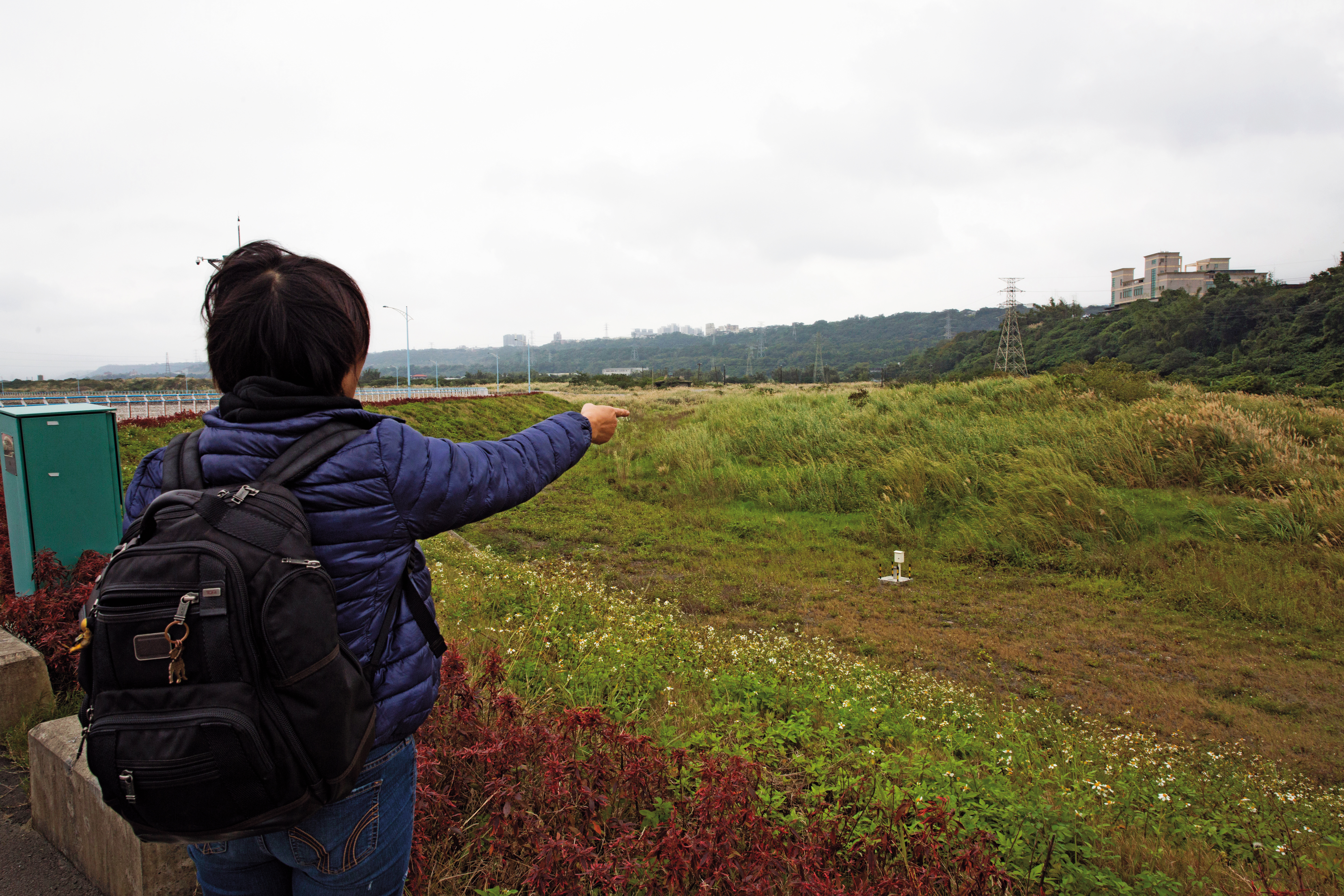 賴小姐指著汙水廠預定地說，裡面覆蓋的有毒垃圾達32萬立方米。