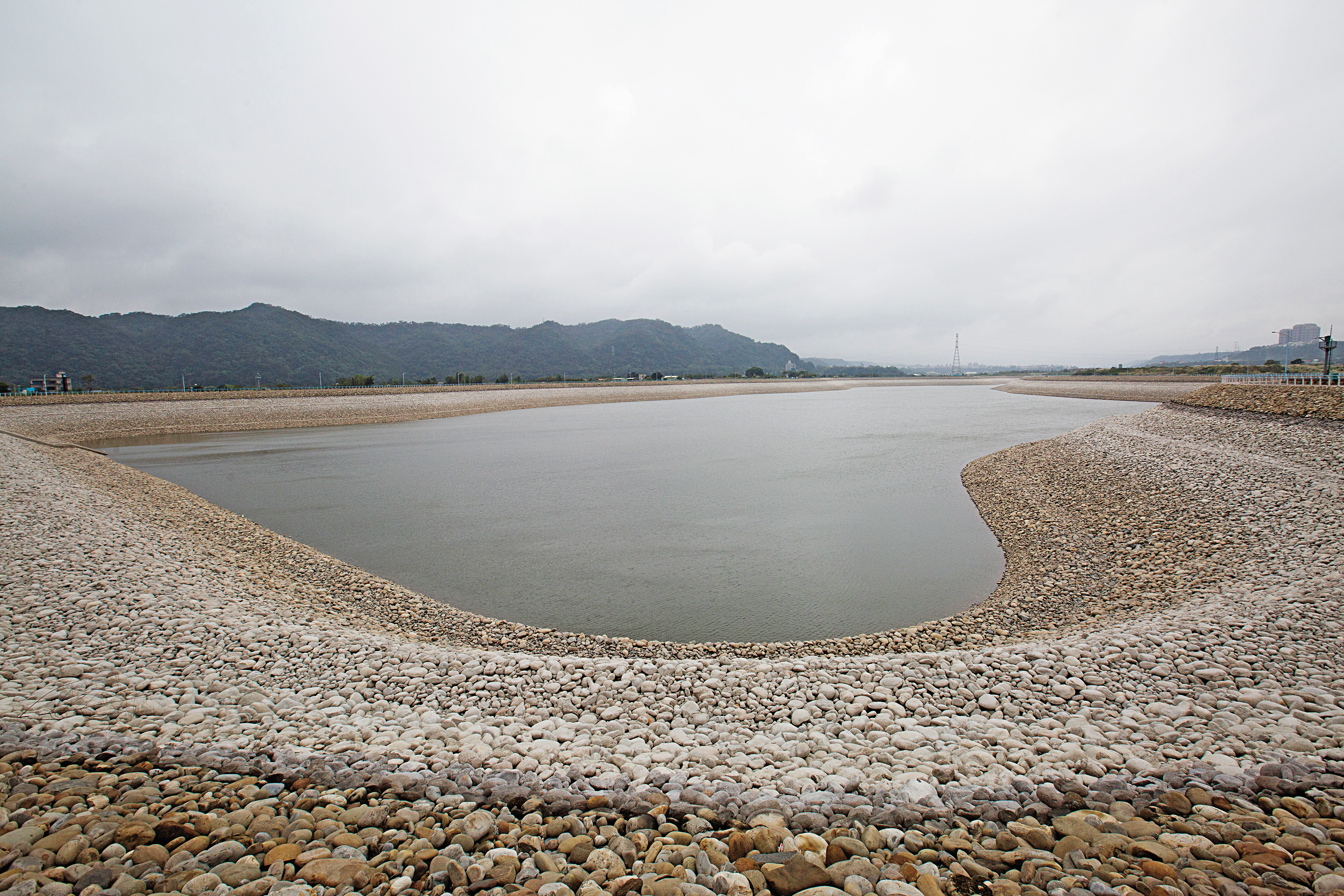 颱風期間石門水庫原水濁度升高時，中庄調整池將提供緊急備援水源。