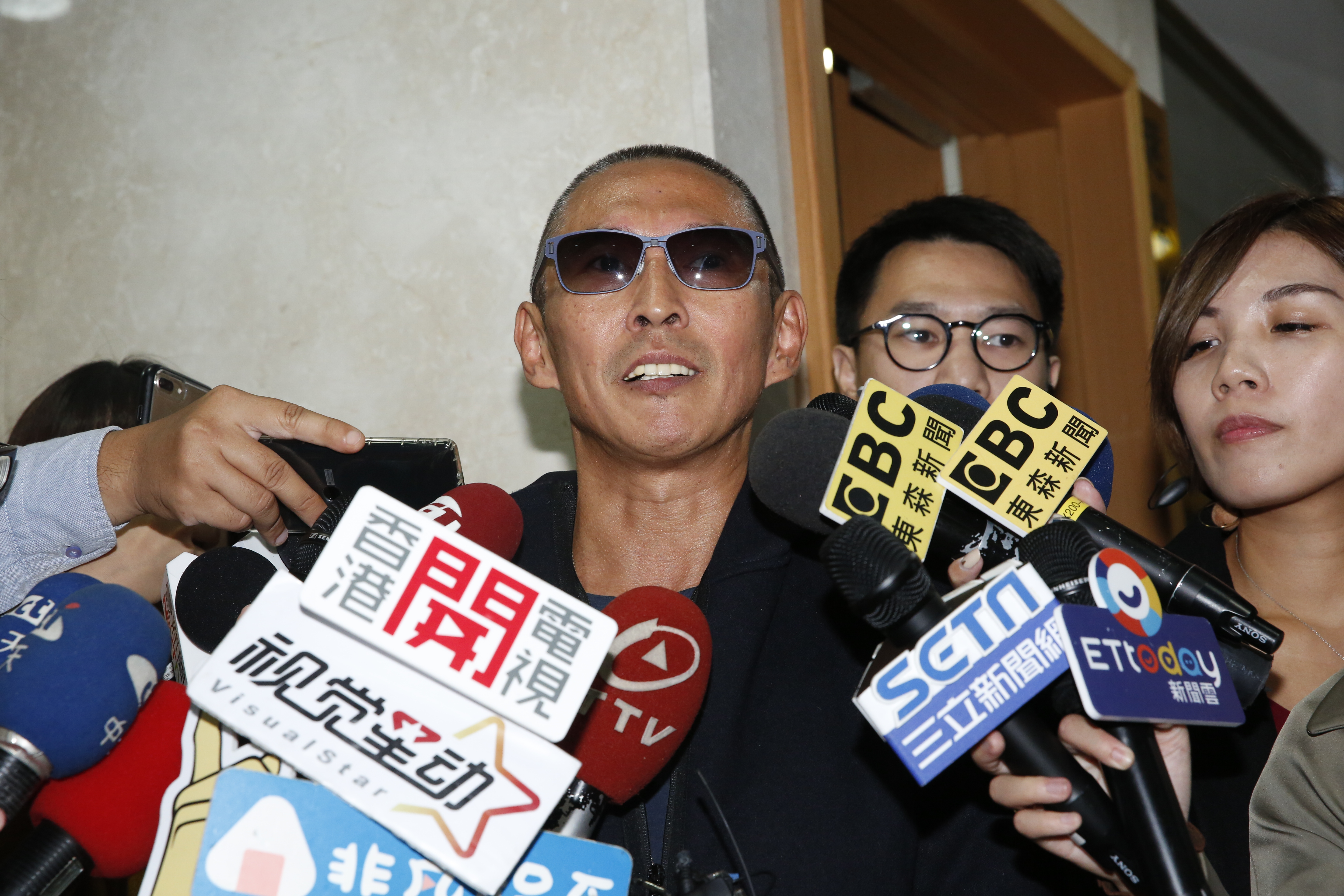 鈕承澤近日被控性侵女工作人員，被易經命理大師蔡上機出版的新書神準料中。