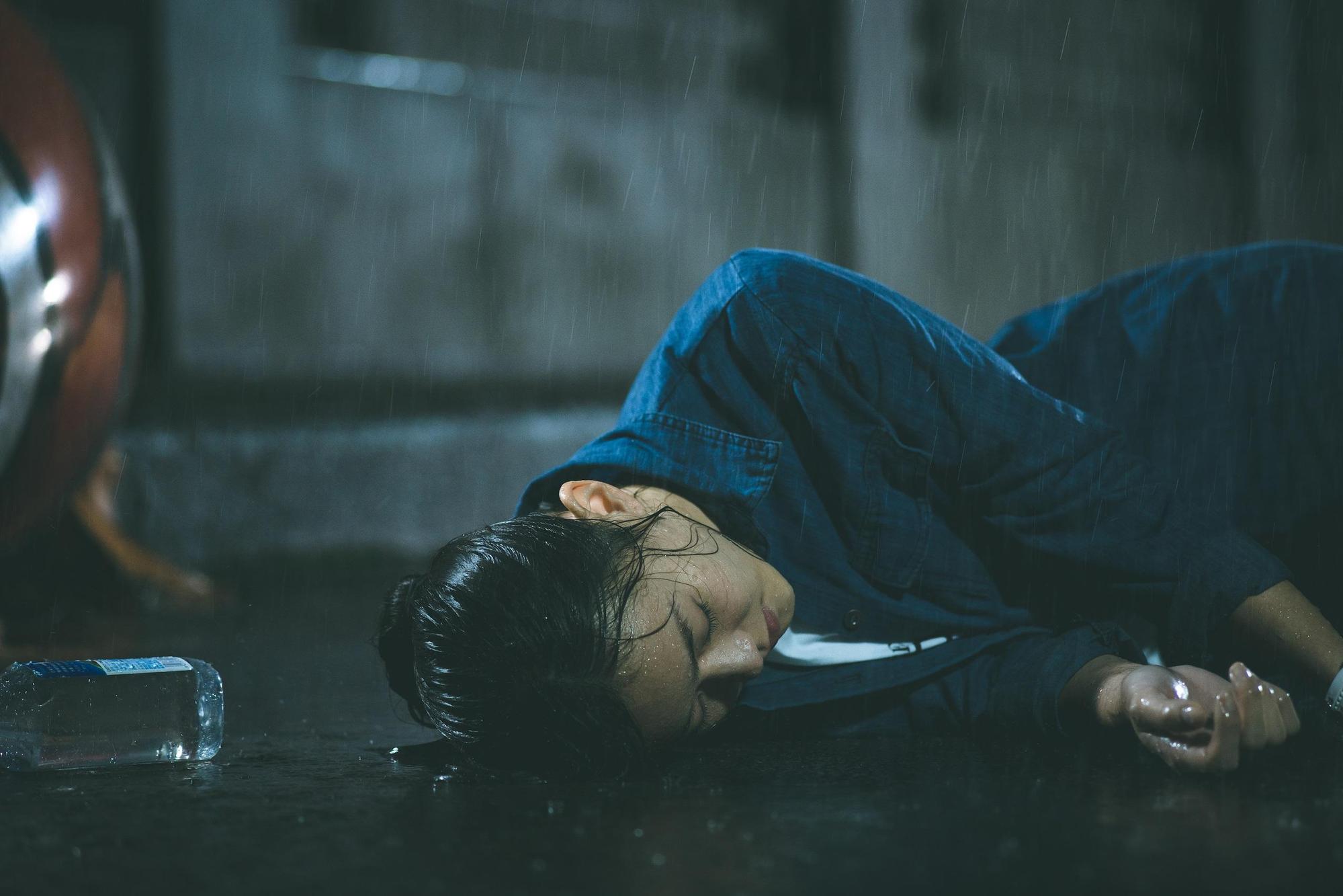 重感冒的鍾瑶拍淋雨戲狀況超慘。(東森提供)