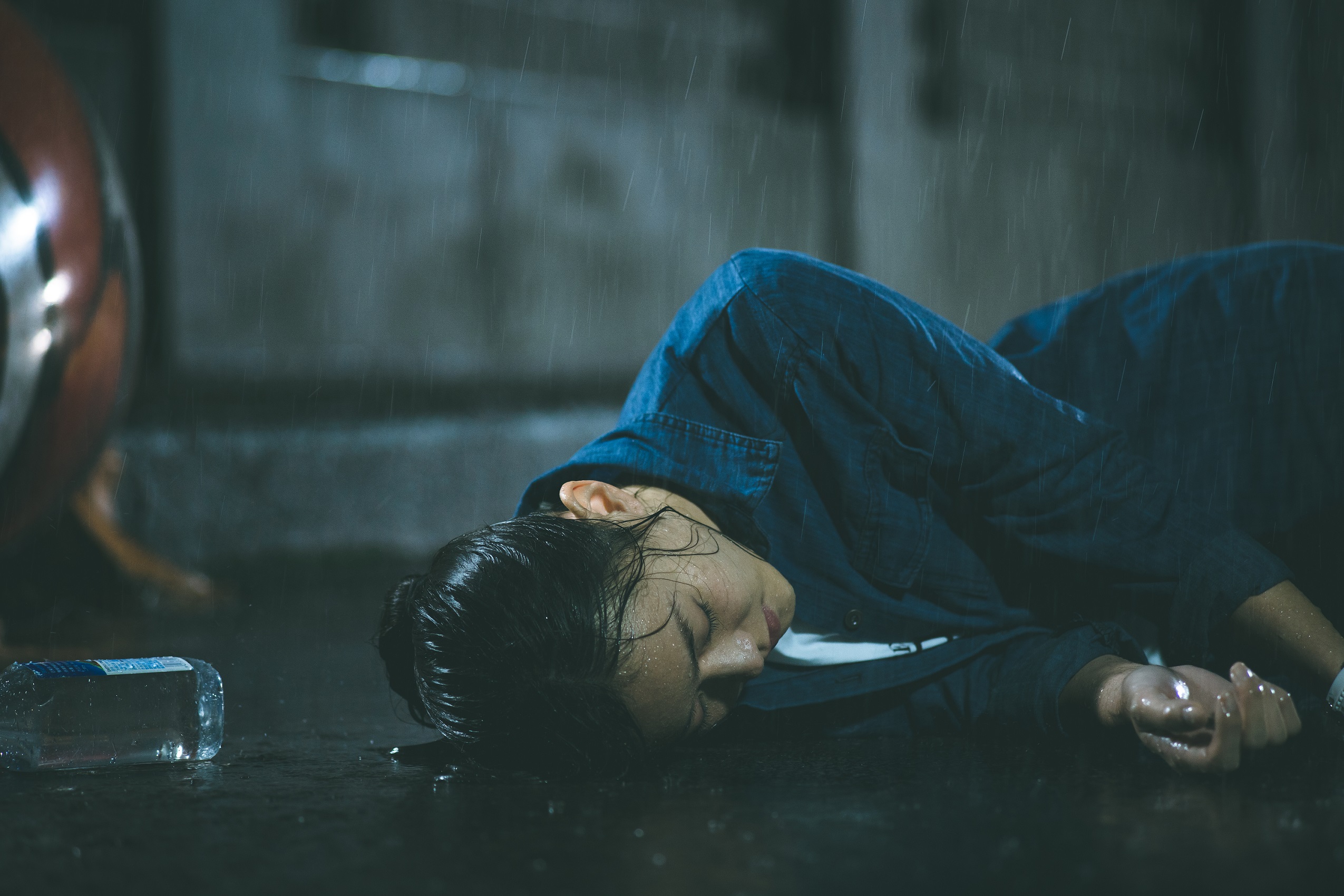 重感冒的鍾瑶拍淋雨戲狀況超慘。（東森提供）