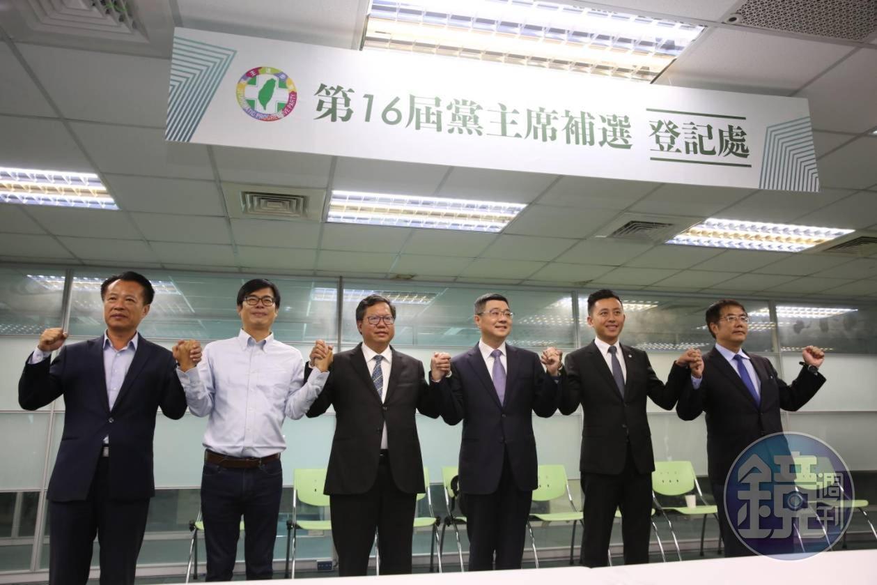 卓榮泰登記後與5位陪同登記的黨內中生代領袖牽手展現團結氣氛。