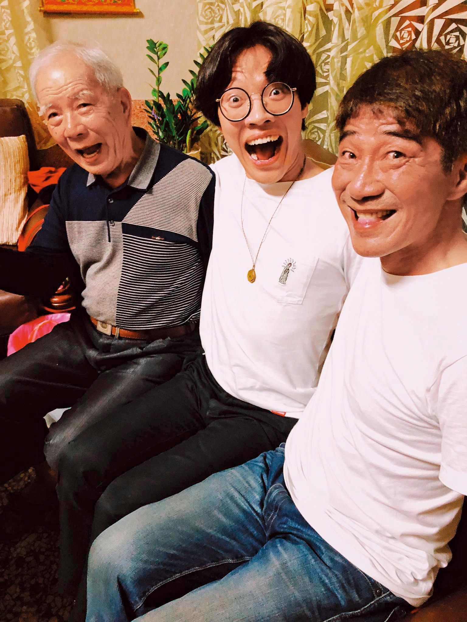 盧廣仲（中）與爸爸（右）、阿公（左）。他說阿公的食道癌治療後恢復良好，如今一尾活龍。（取自盧廣仲臉書）