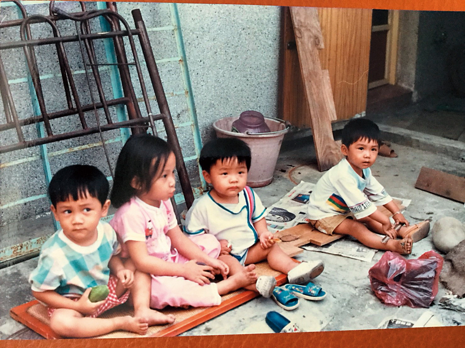 盧廣仲(右2)在台南仁德的鄉下長大,至今不習慣台北的高樓與面無表情的路人。(取自盧廣仲臉書)