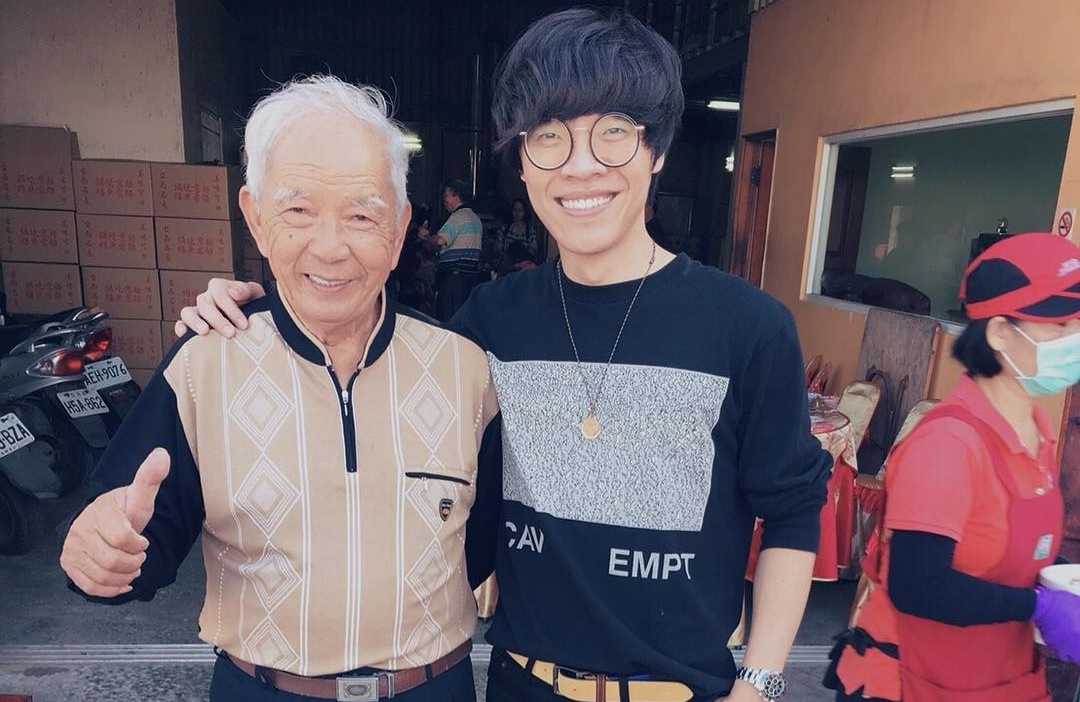 曾經罹癌的阿公如今身體硬朗，盧廣仲說，阿公的人生態度給他了很大鼓舞。