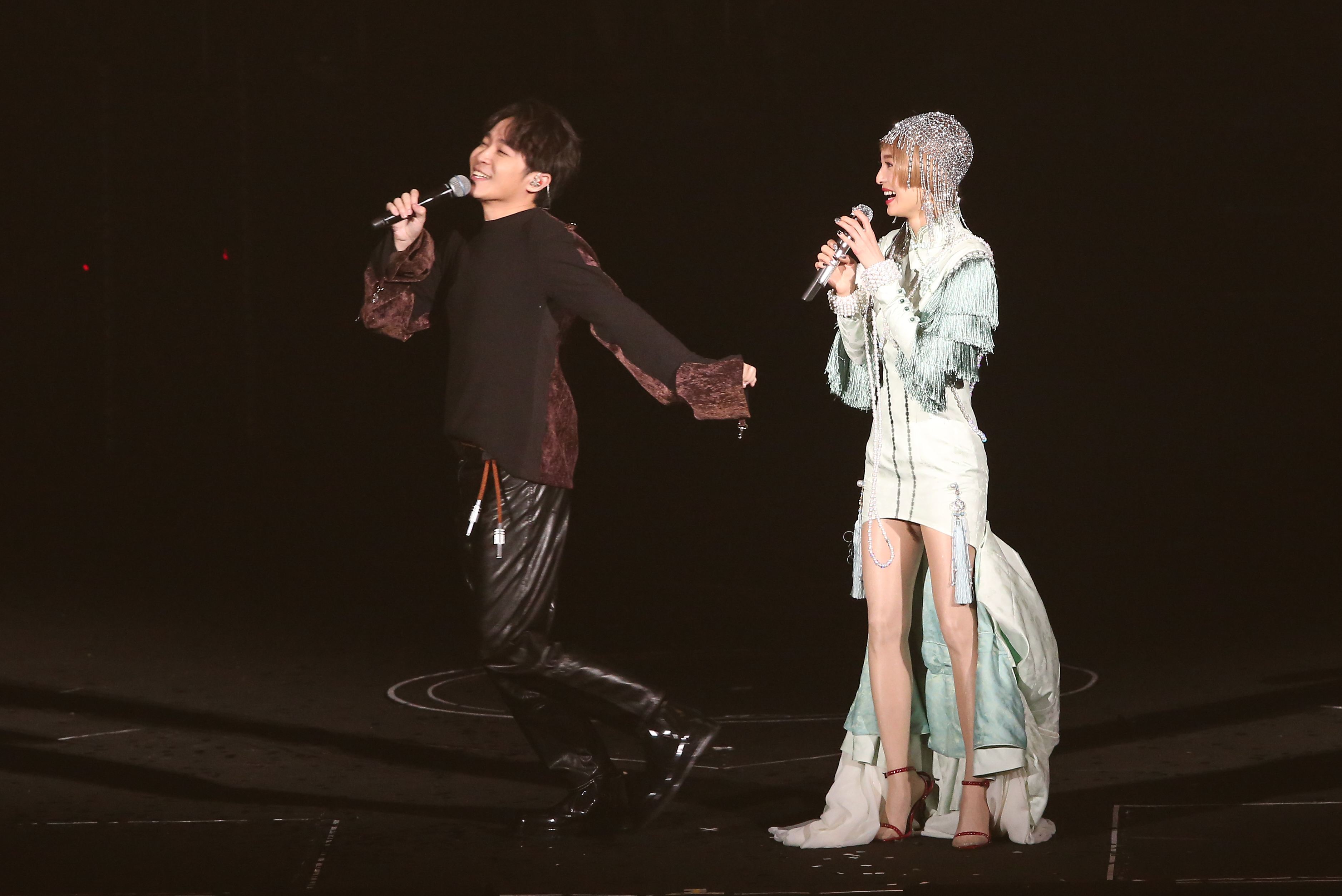 吳青峰擔任張韶涵《旅程》世界巡迴演唱會台北場首場嘉賓，2人聊天談笑，氣氛歡愉。