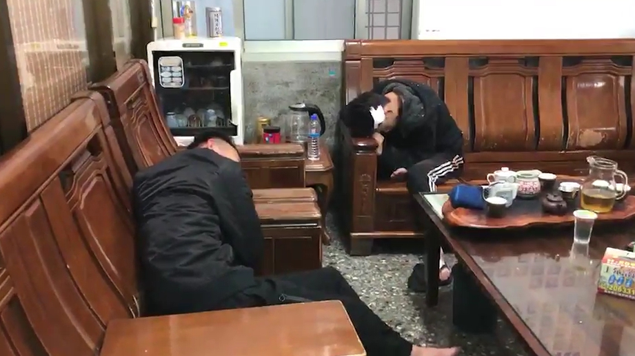 2名青少年闖禍後竟若無其事的在警局呼呼大睡，絲毫沒有悔意。（警方提供）