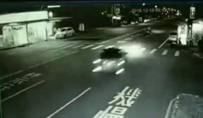 監視器還原驚悚瞬間，顯示小轎車車速相當快，閃避機車後衝撞對向店家。（警方提供）