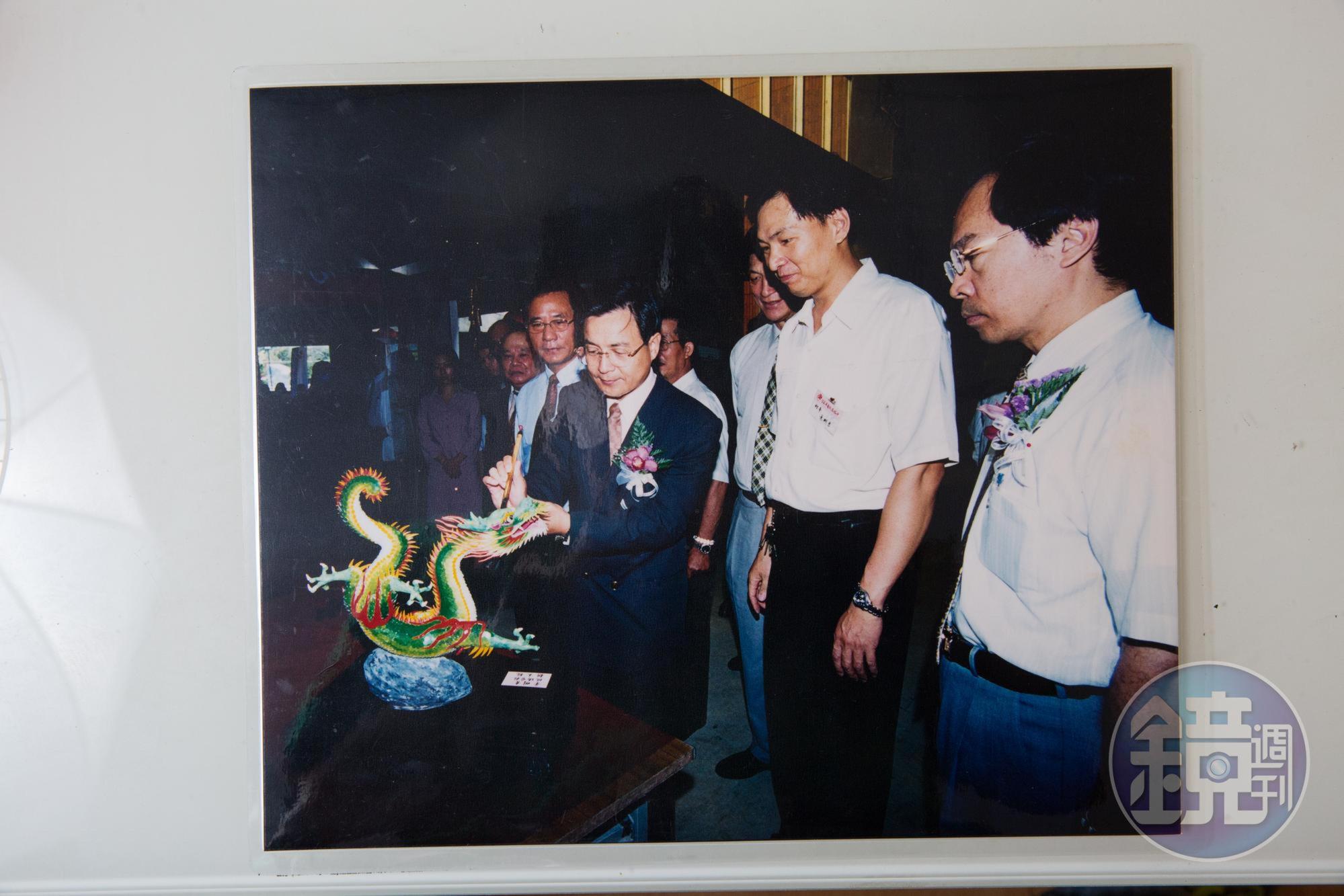 2000年葉明吉首創全立體作品「朝天龍」,當時台南市長許添財還親自點睛。(葉明吉提供)