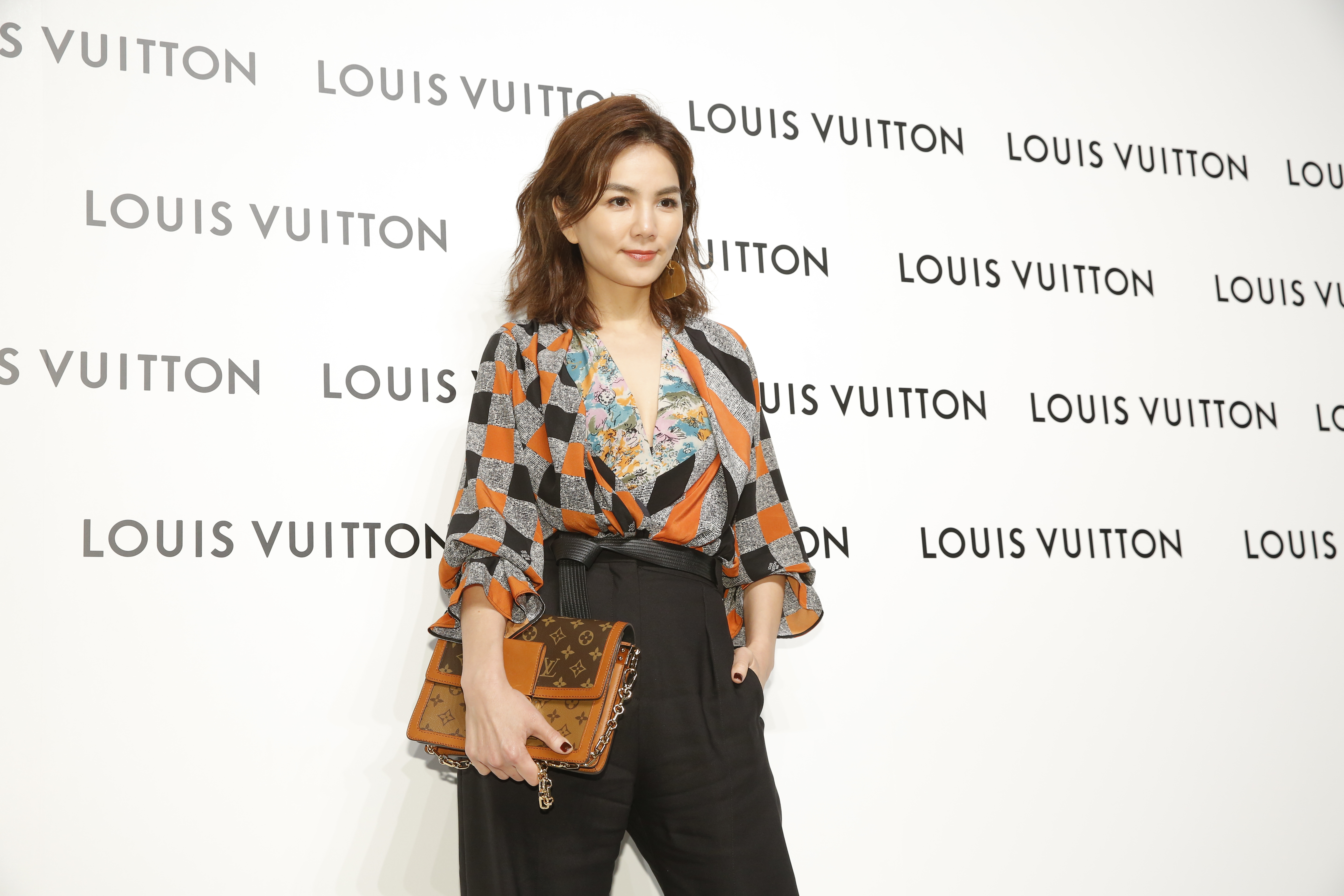 Ella陳嘉樺透露自己是敢死隊的時尚擁護者，在寒冬穿上低胸看展。