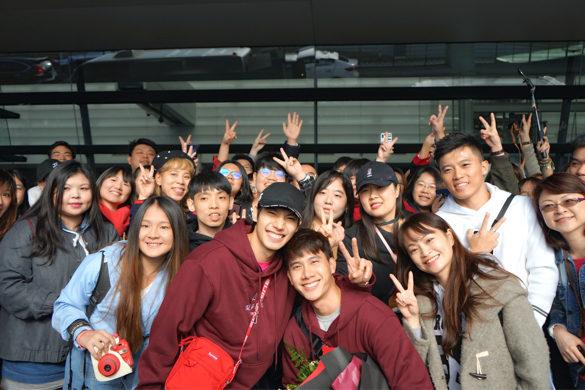 泰國BL劇《醉後愛上你2》2位男主角Tul（右）及Max（左）今抵達台灣，見到許多熱情的粉絲到機場接機十分開心。（TV Thunder,LIVE TV）