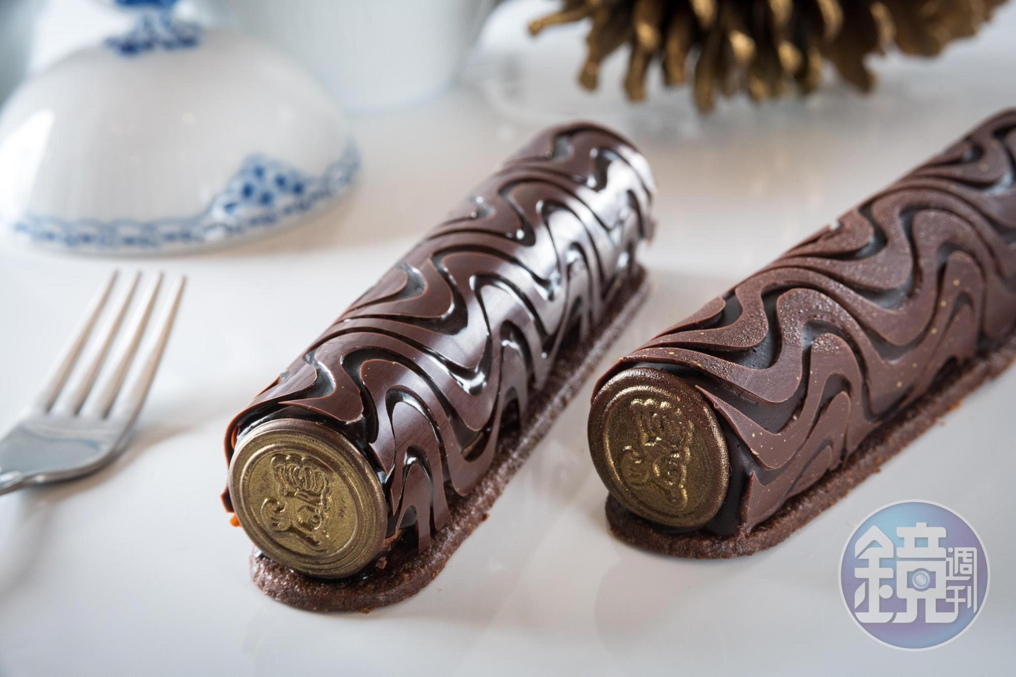 「巧克力焦糖滾筒The chocolate caramel cylinder」外型華麗精細,展示主廚擅長的巧克力功力與甜點技巧,內裡多達7層不同口感、風味組合。