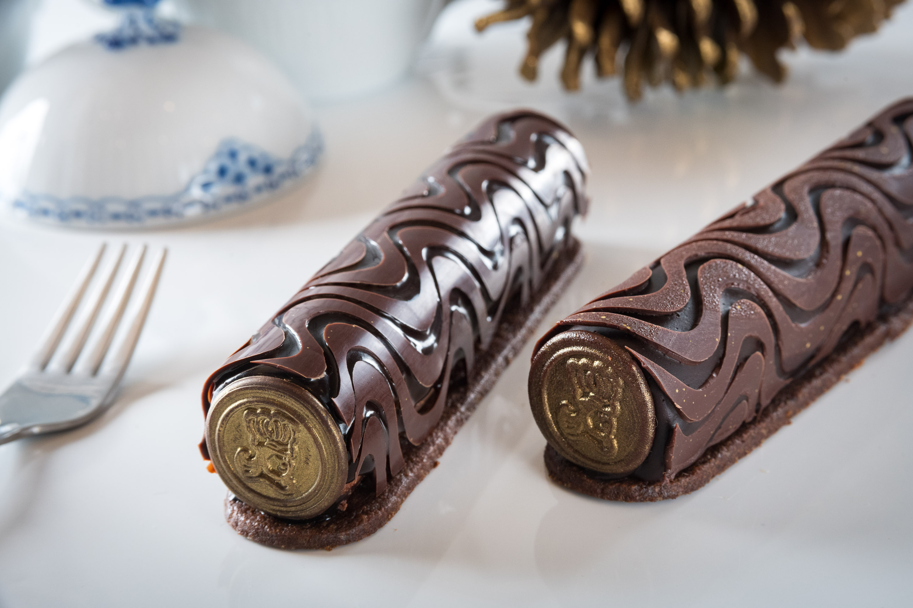 「巧克力焦糖滾筒The chocolate caramel cylinder」外型華麗精細，展示主廚擅長的巧克力功力與甜點技巧，內裡多達7層不同口感、風味組合。