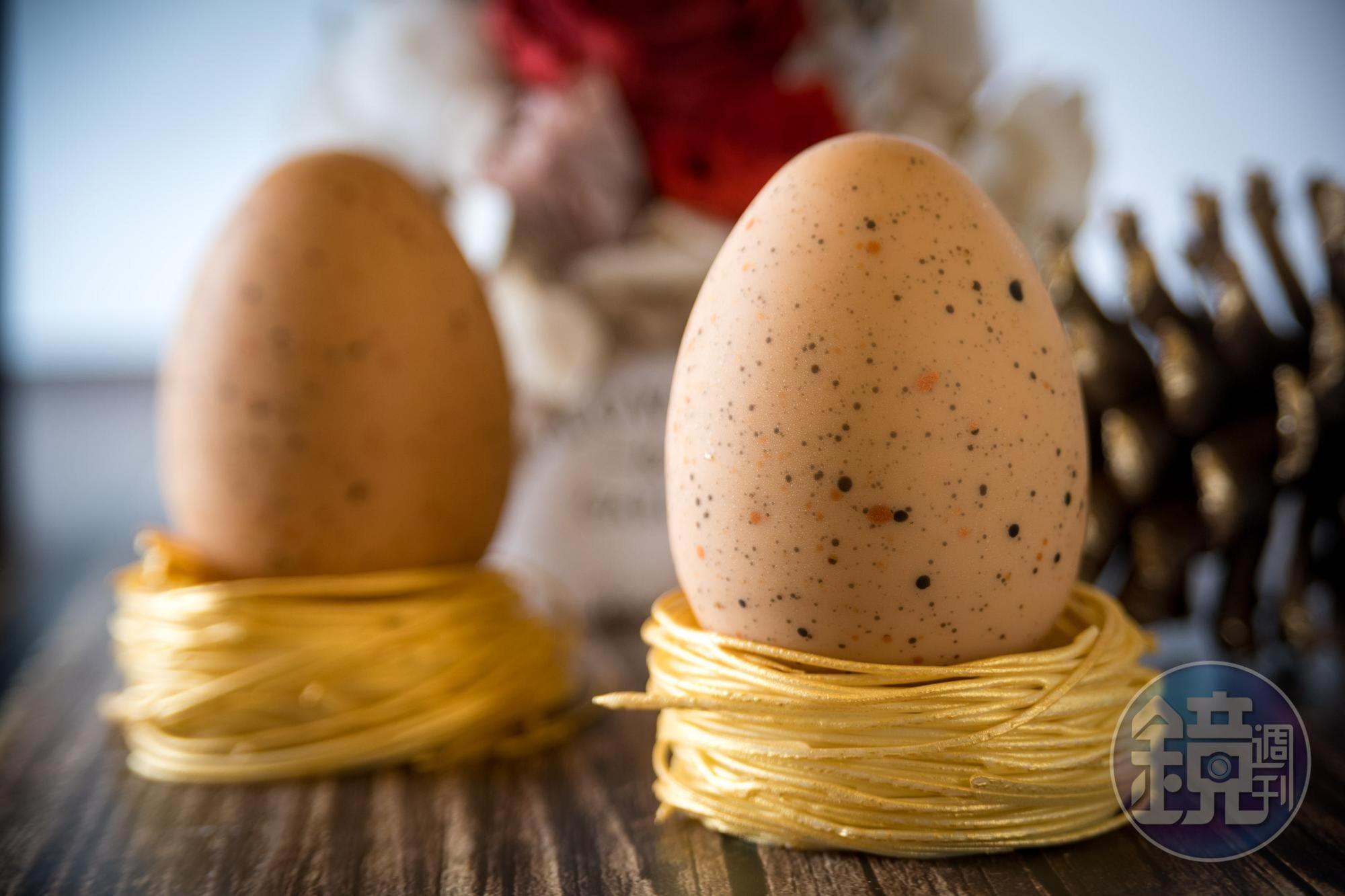 以白巧克力製成以假亂真的「鵪鶉蛋Quail egg」與鳥巢外殼,堪稱是充滿童趣的百分百吸睛甜點。(260元/個)