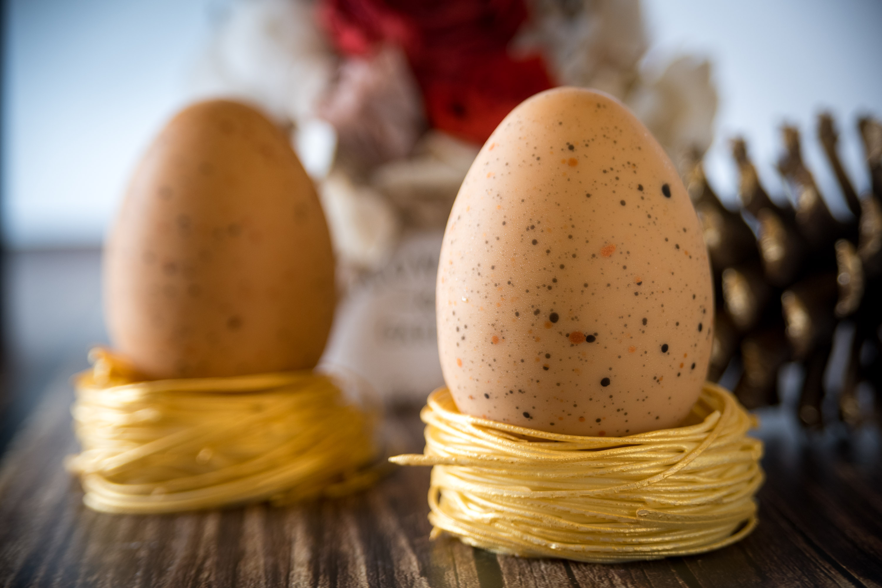 以白巧克力製成以假亂真的「鵪鶉蛋Quail egg」與鳥巢外殼，堪稱是充滿童趣的百分百吸睛甜點。（260元/個）