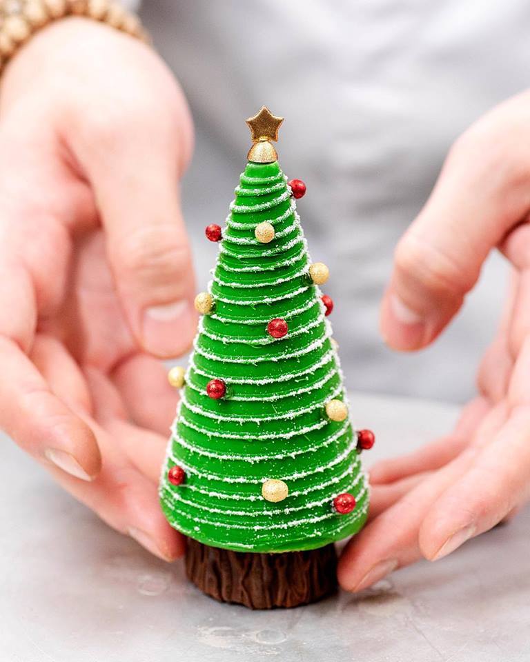「聖誕樹Christmas tree」以傳統德國黑森林蛋糕為靈感，外層則是充滿節慶氣氛的可愛裝飾聖誕樹。（Fiona Bergson提供）