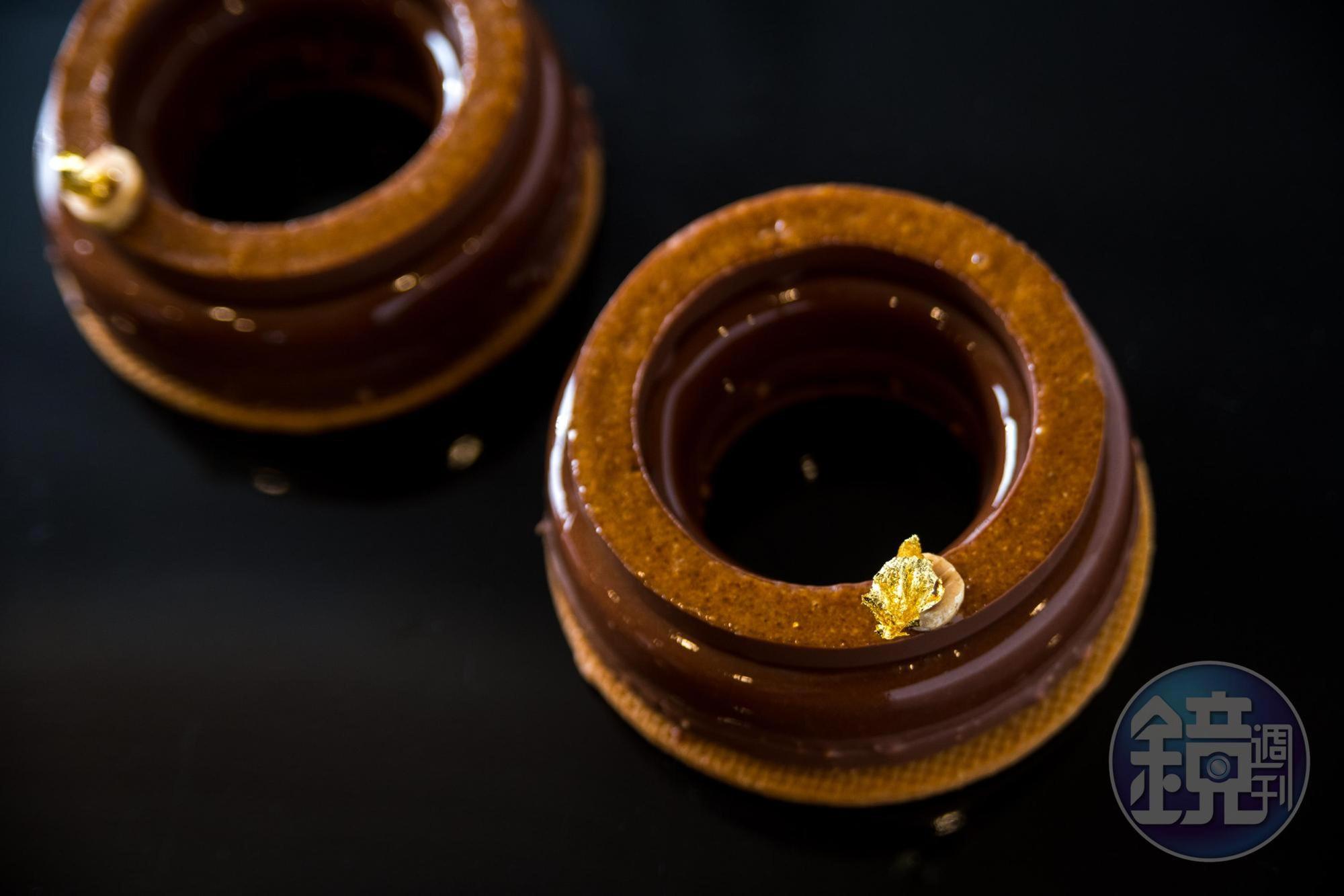 「榛果戒指The Hazelnut Ring」是Amaury Guichon最愛的榛果焦糖醬主題甜點。(340元/個)