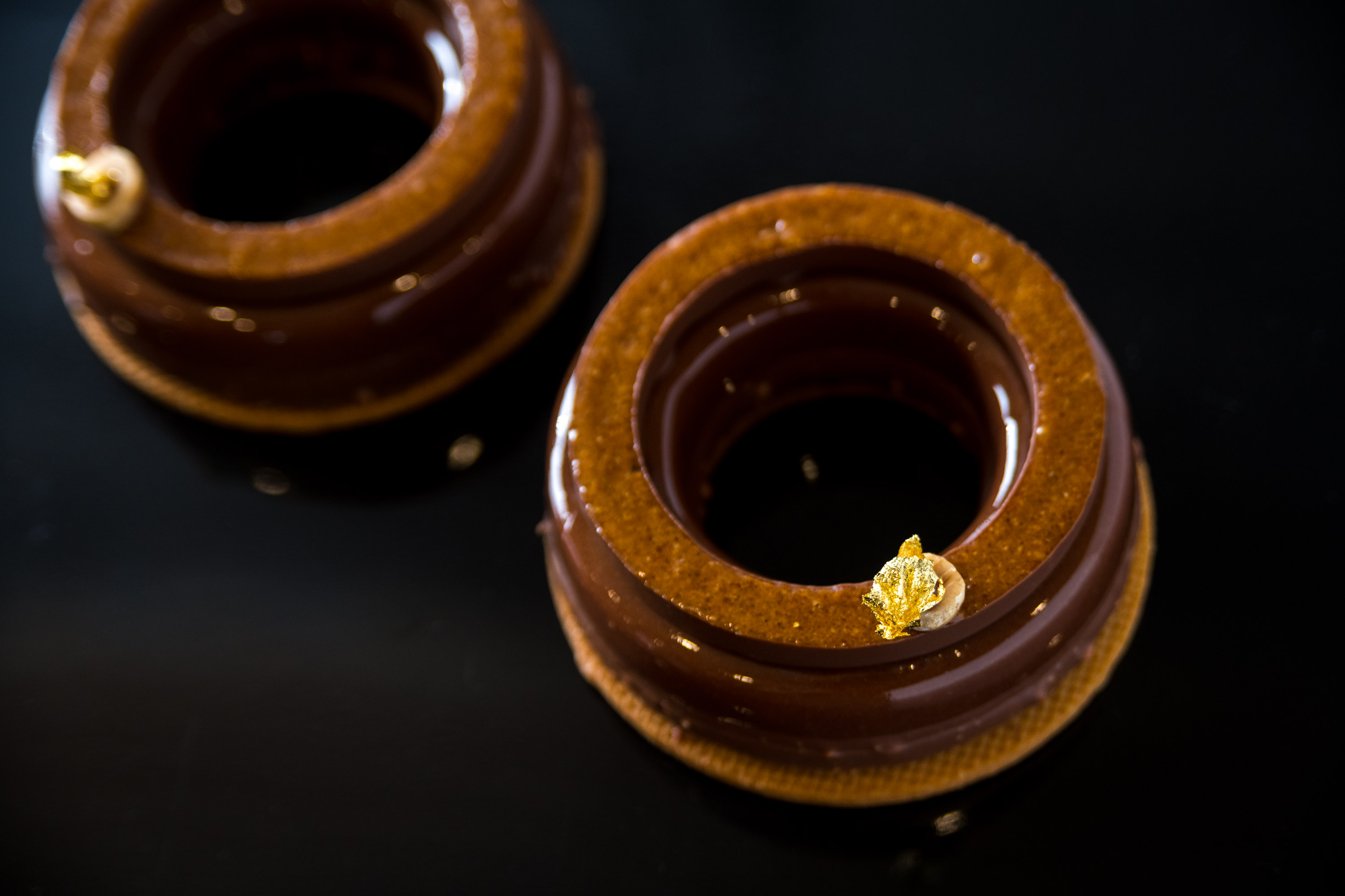 「榛果戒指The Hazelnut Ring」是Amaury Guichon最愛的榛果焦糖醬主題甜點。（340元/個）