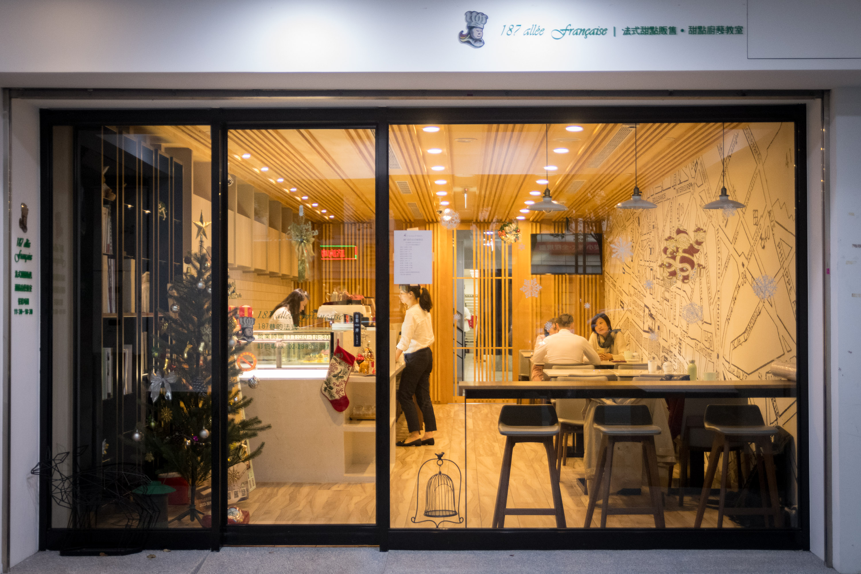 「187巷的法式」1樓是甜點店，2樓是專業烘焙教室，每年都鉅資邀請許多國際知名的甜點師來台客座。
