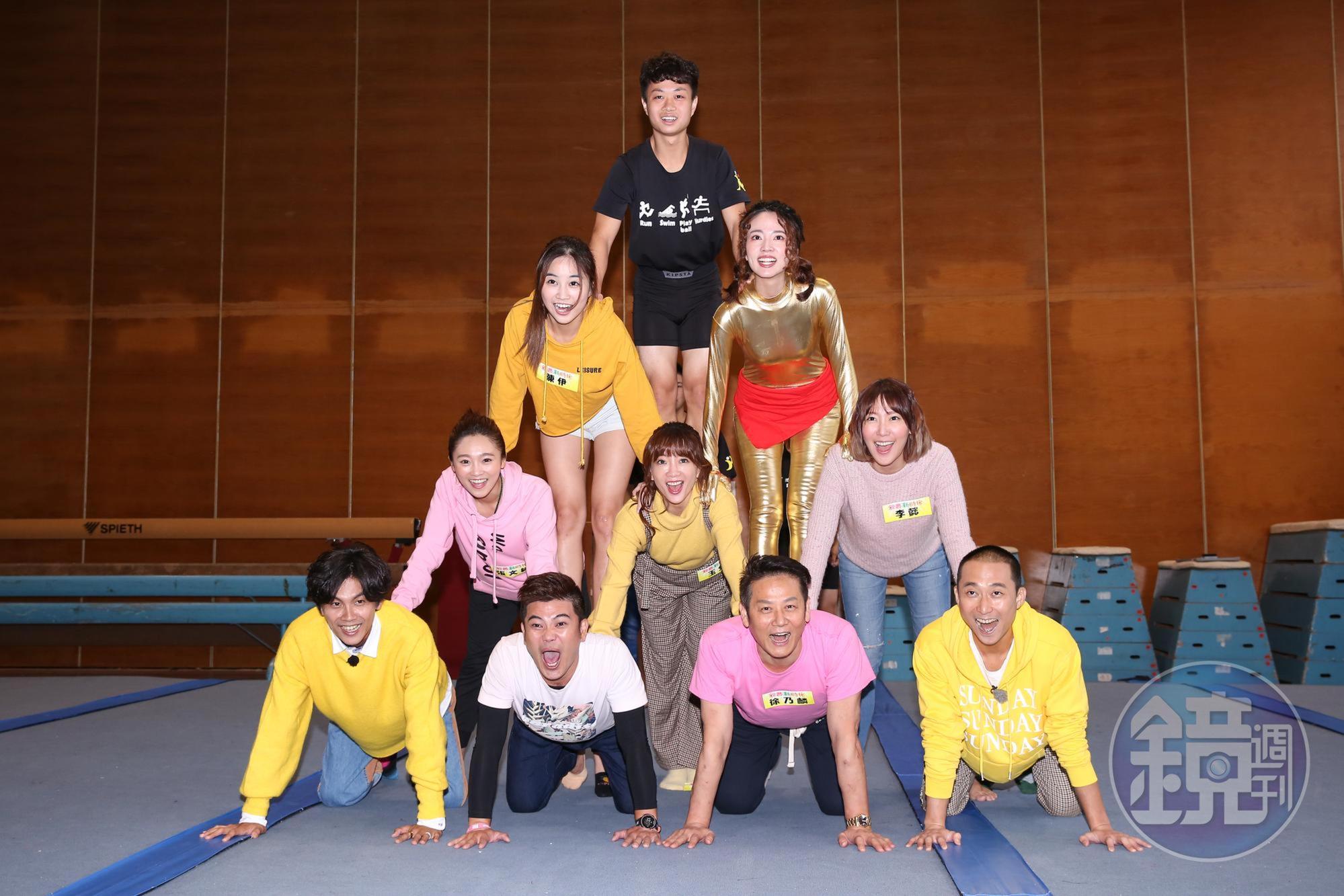 《綜藝新時代》主持群與徐乃麟共組人體金字塔,卻讓人想起電影《一屍到底》的場景。