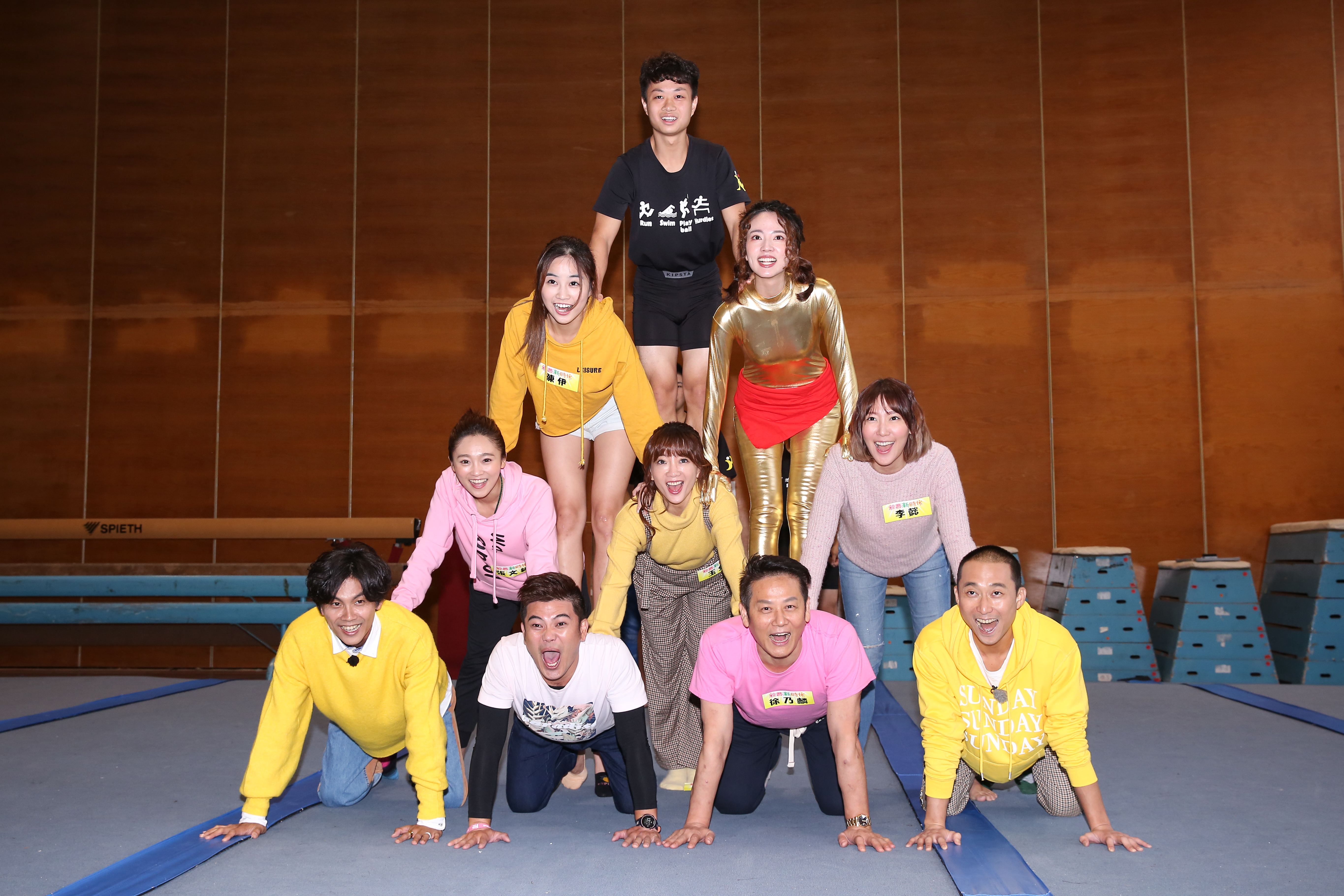《綜藝新時代》主持群與徐乃麟共組人體金字塔，卻讓人想起電影《一屍到底》的場景。