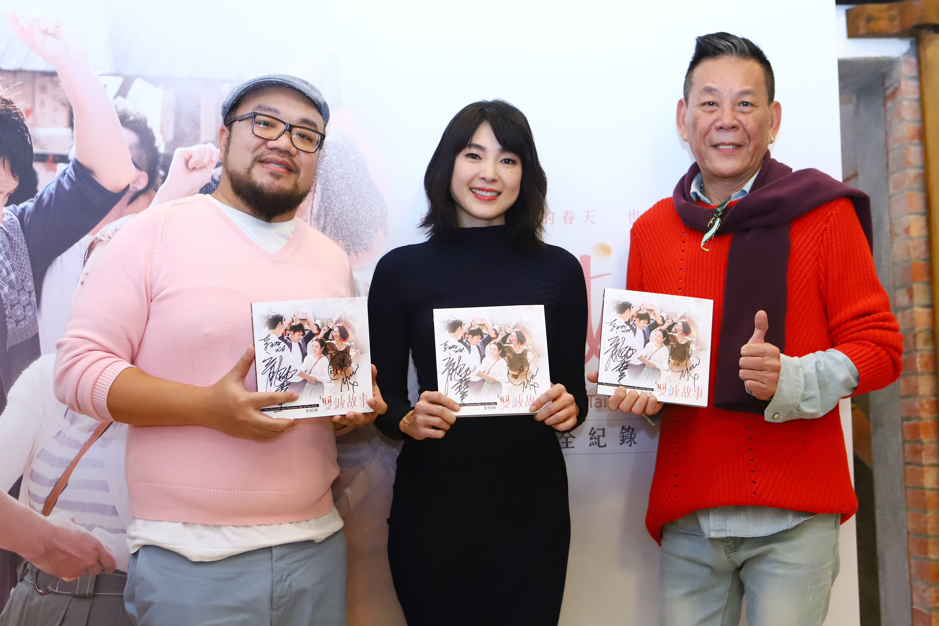 導演葉天倫帶《雙城故事》演員龍邵華與曾珮瑜出席《雙城故事全記錄》簽書會。（民視提供）