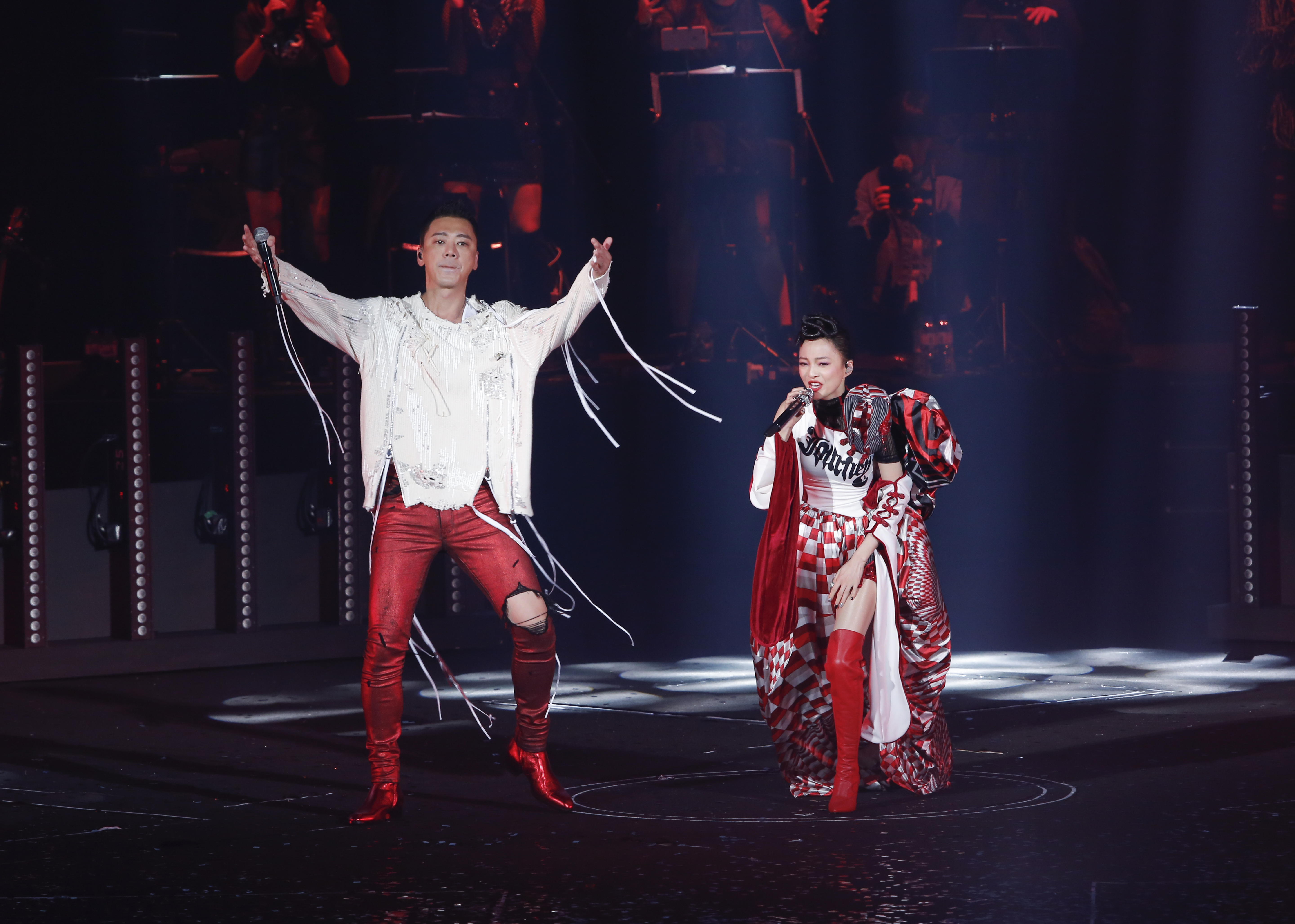 191公分的阿信當158公分的張韶涵演唱會嘉賓，被形容是「最萌身高差」。