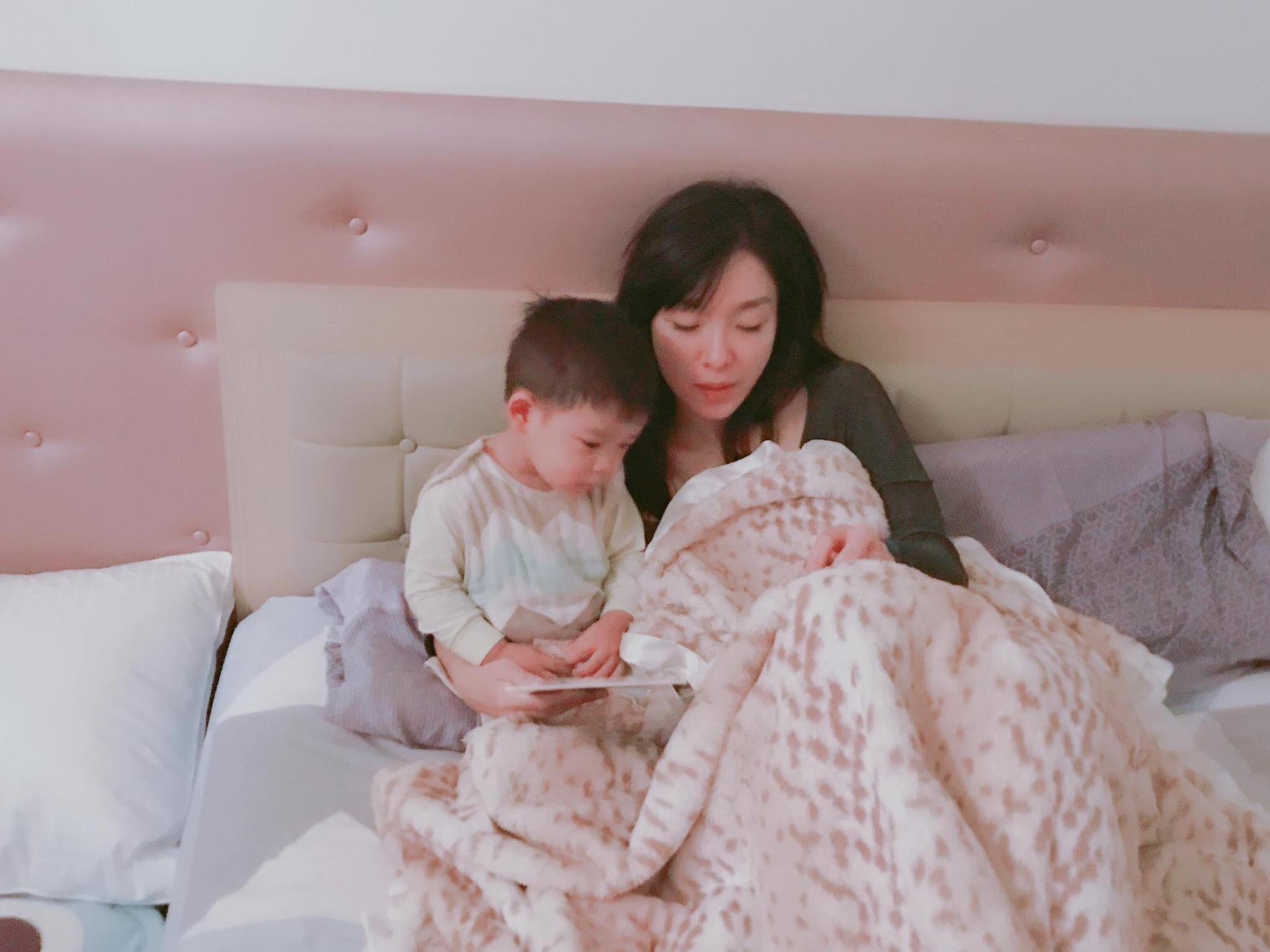 張宇離開主播台結婚去,而且喜訊頻傳,左為兒子蹦蹦。(翻攝張宇臉書)