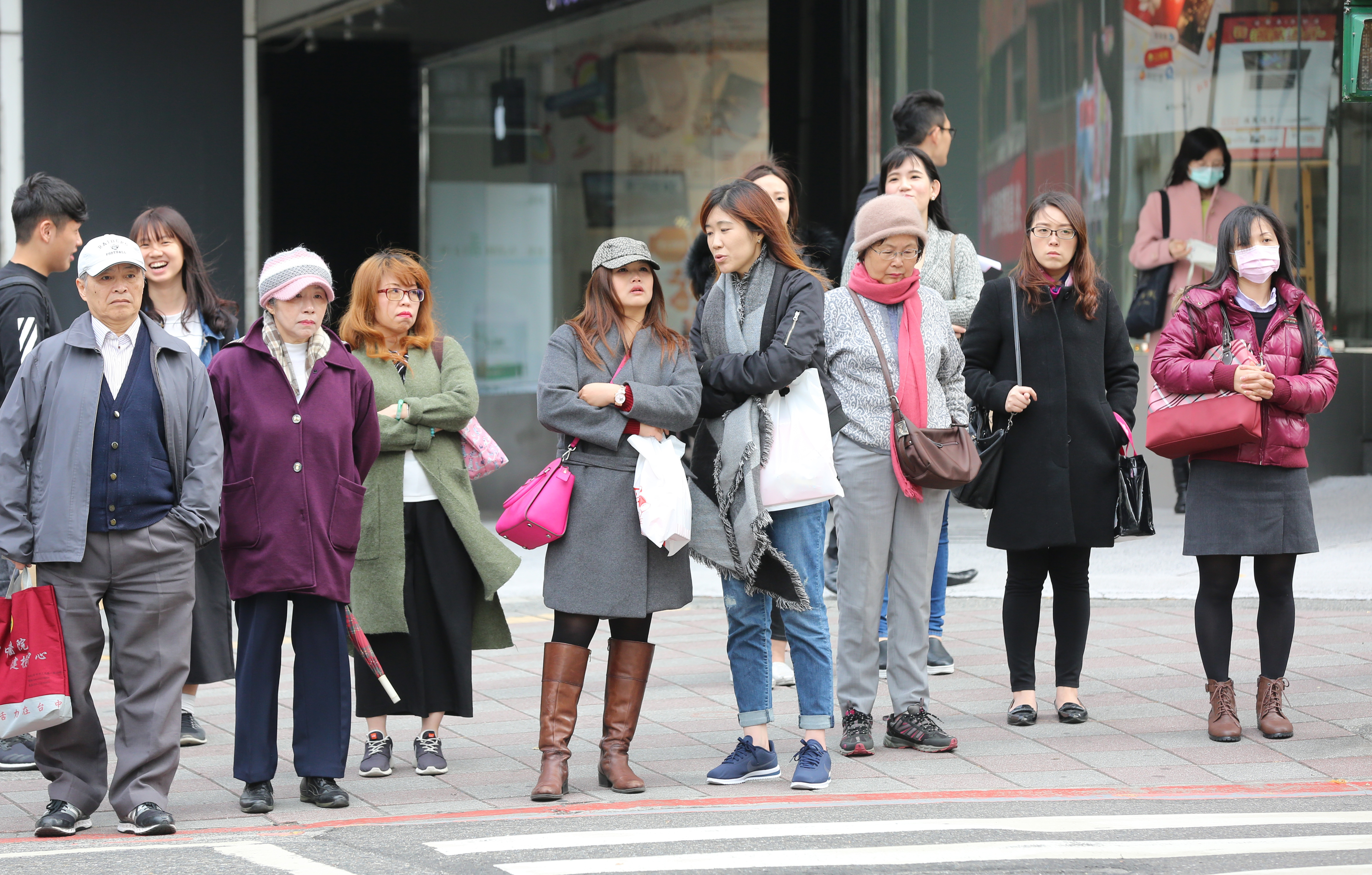 清晨北部低溫跌到14度，這波冷空氣最強的時候落在今晚到明天的清晨。