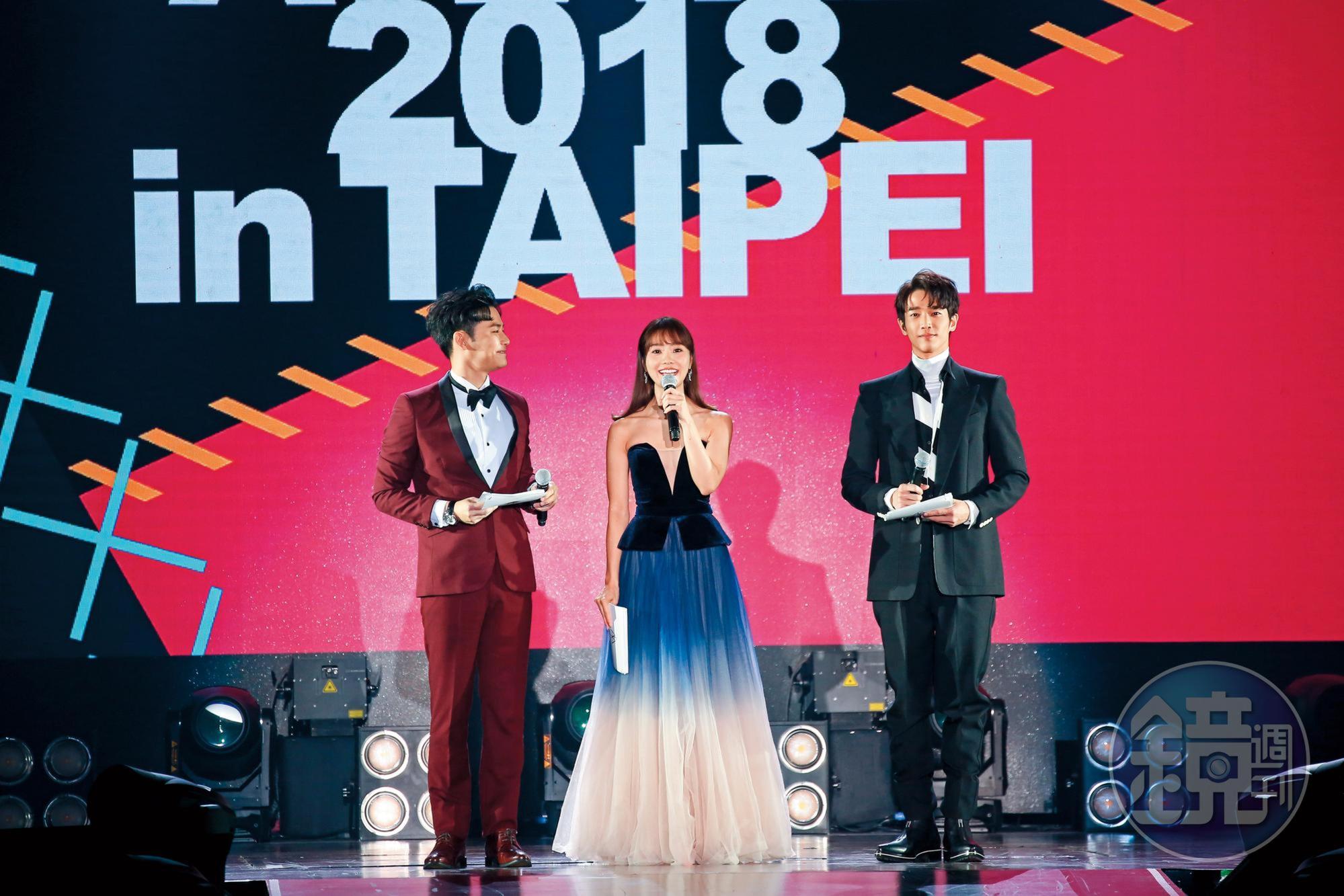 「2018亞洲時尚大賞」由劉傑中(左起)、池端玲名和劉以豪一起主持,池端利用她中、日文優勢訪問了木村拓哉、蔡依林等嘉賓。