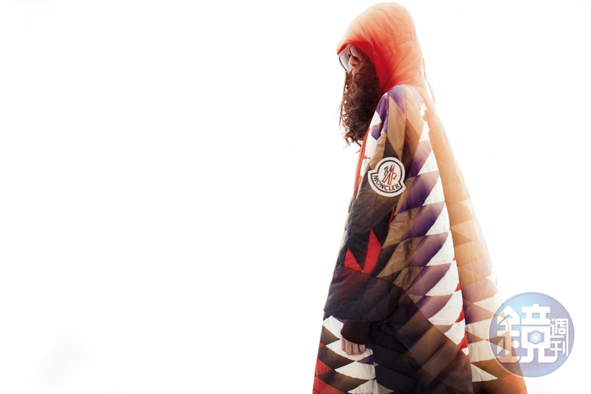 GUCCI經典色膠框墨鏡。NT$16,900 by ARTIFACTS／部落印花圖騰羽絨斗篷。NT$114,400 by MONCLER