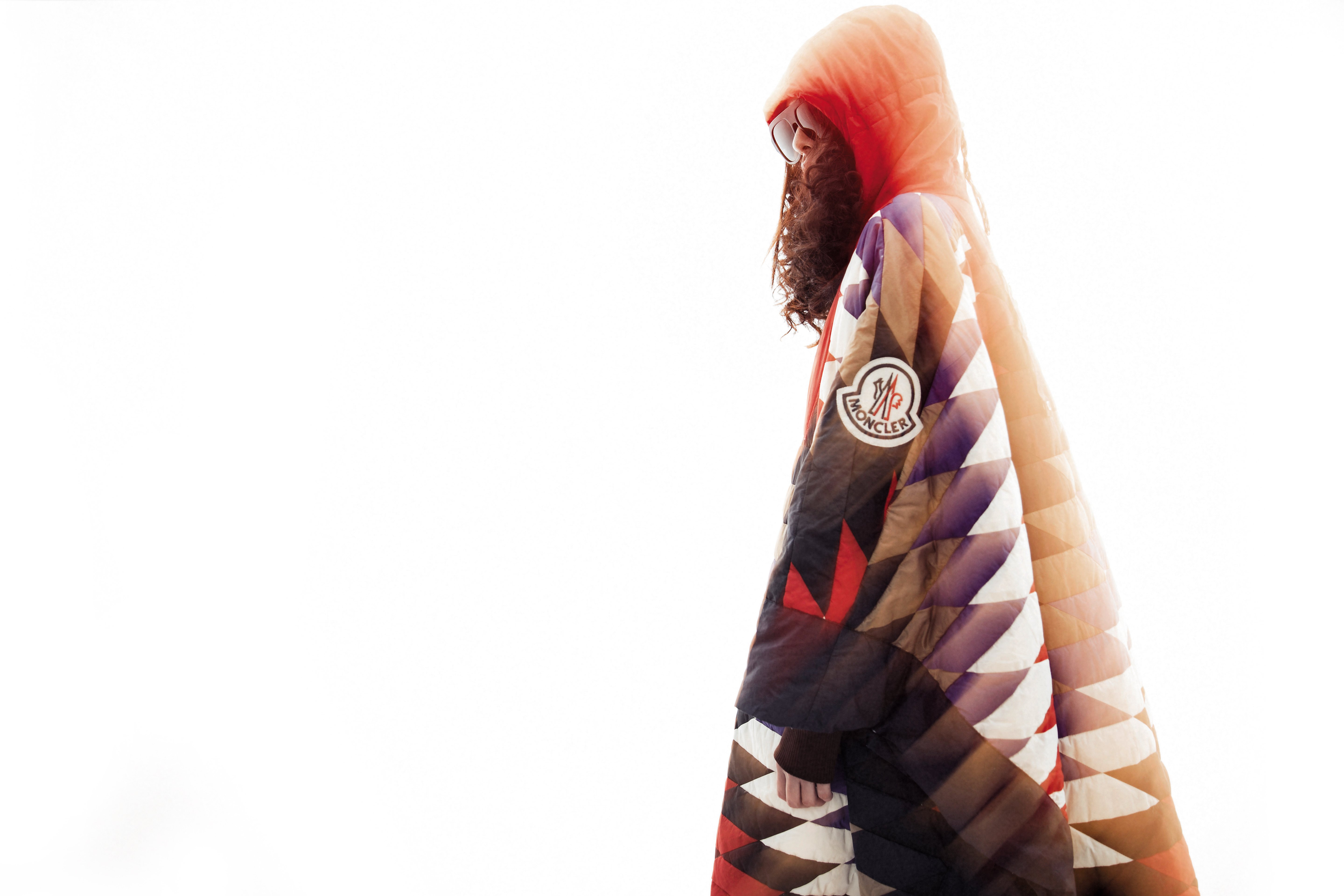 GUCCI經典色膠框墨鏡。NT$16,900 by ARTIFACTS／部落印花圖騰羽絨斗篷。NT$114,400 by MONCLER