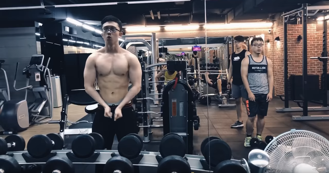 孫安佐在YouTube頻道發表健身影片，展現健身結果，胸、腹、手臂肌肉都十分結實。（翻攝自Youtube）