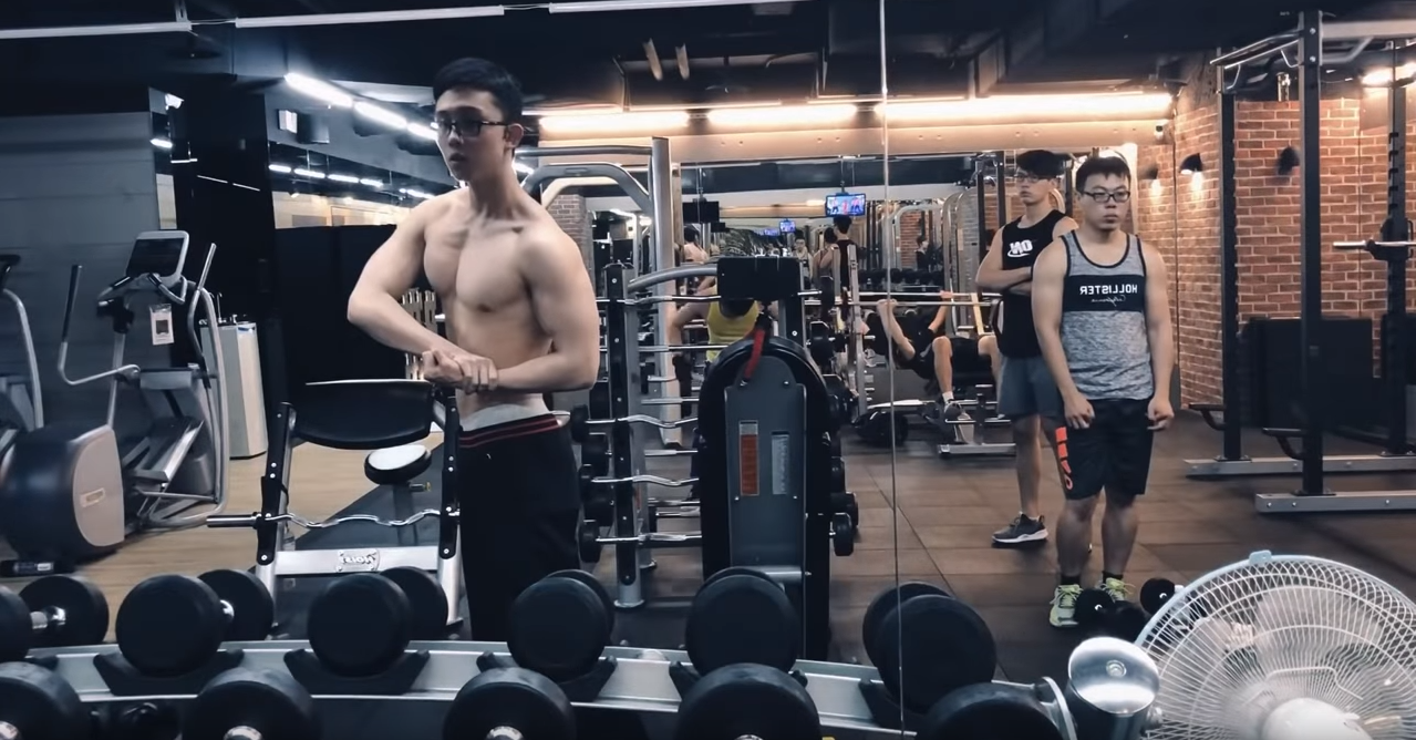 孫安佐在鏡前做出各種健美姿勢，仔細檢視自己的肌肉。（翻攝自Youtube）
