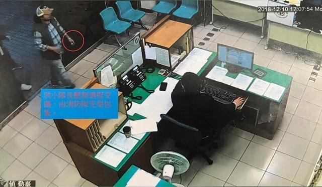 遭砍的宋男指控洪姓小隊長見死不救，士林分局表示洪姓隊長2度勸阻，姆指也遭砍。（翻攝畫面）