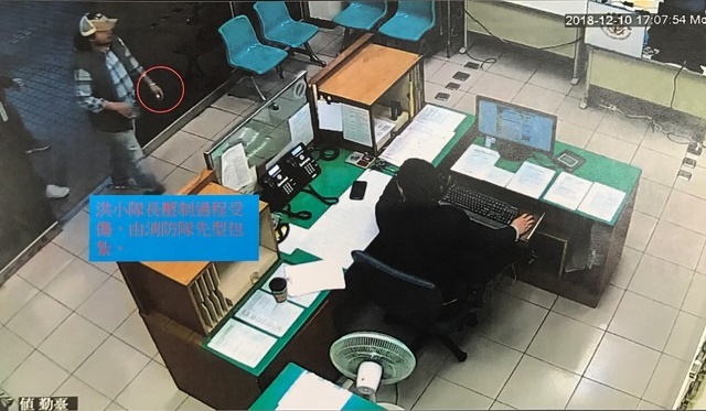 遭砍的宋男指控洪姓小隊長見死不救，士林分局表示洪姓隊長2度勸阻，姆指也遭砍。（翻攝畫面）
