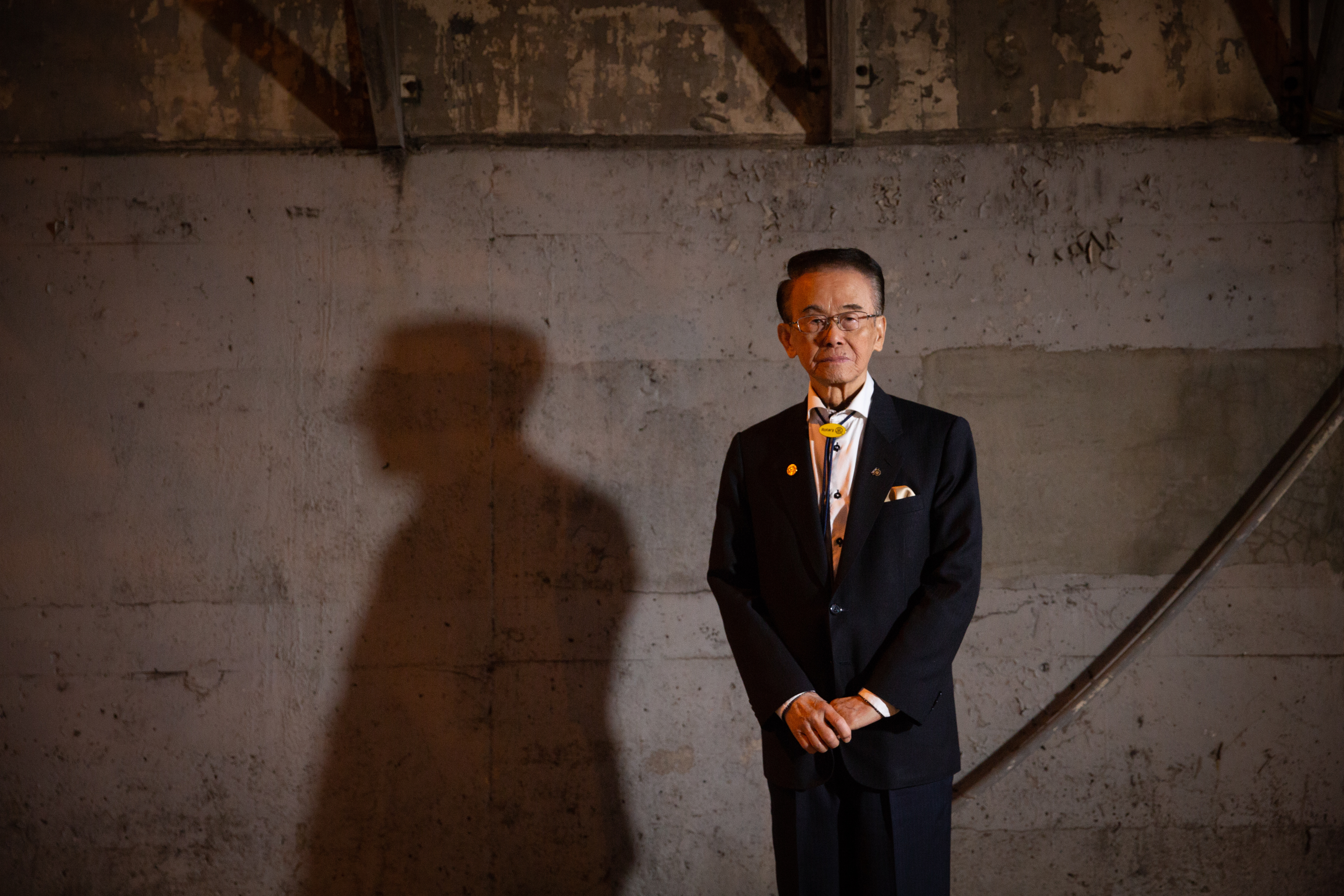 方振淵出生於日治時期的嘉義，父親是北管樂師，後轉行經營旅社，他是家中獨子，90歲的他，現在已是一間亞洲數一、數二的翻譯公司董事長。