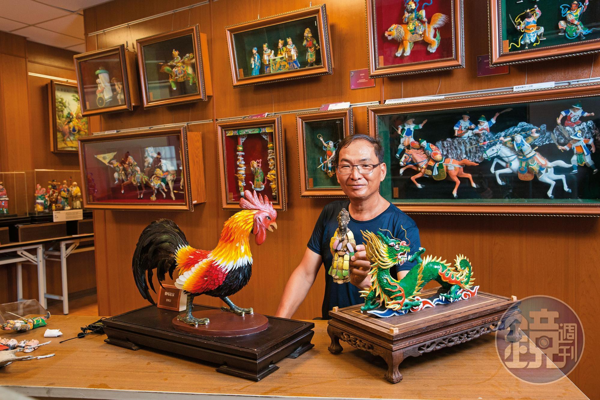 葉明吉將剪黏轉型,首創全立體作品,脫離廟宇,但最愛的仍是他手上被香火燻黑的阿公作品,極有紀念意義。